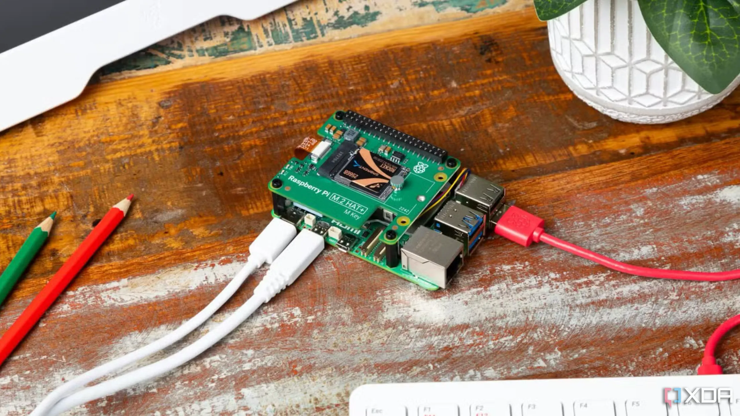 Một bo mạch Raspberry Pi với M2 HAT, minh họa thiết bị công nghệ cần thay đổi mật khẩu mặc định