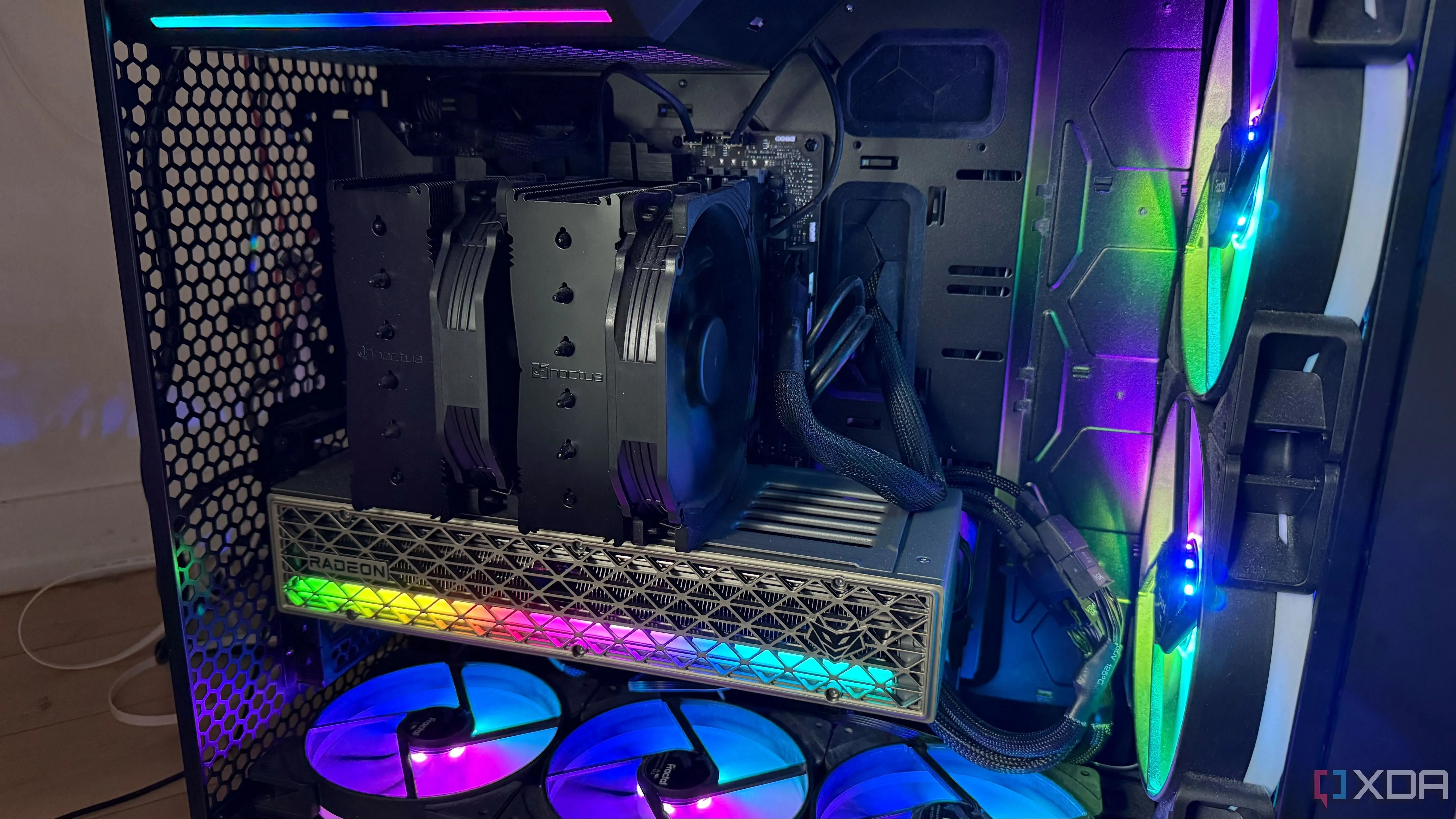 Một bộ PC được bật sáng với đèn RGB trên các linh kiện và hệ thống tản nhiệt khí.