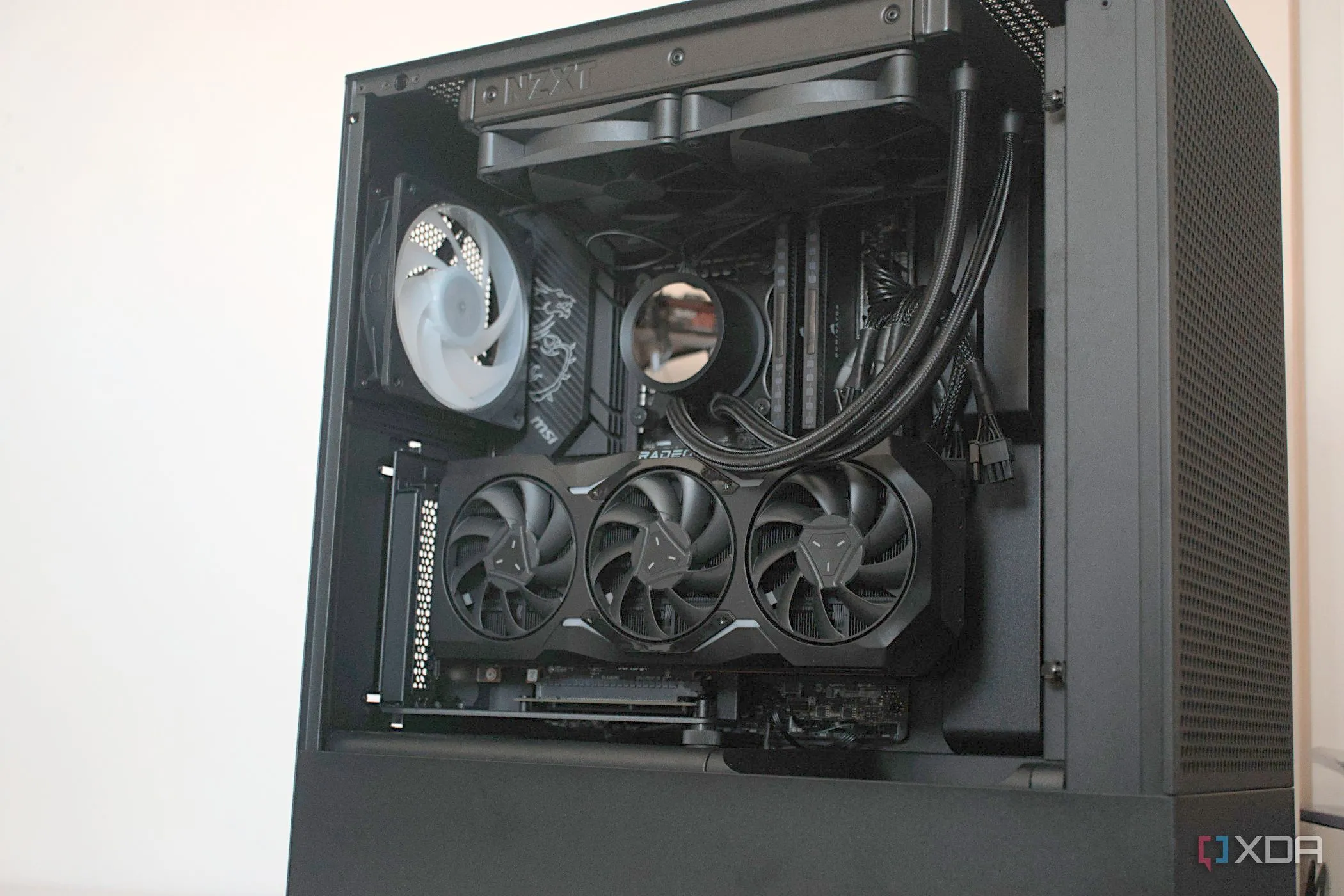 Một bộ PC được xây dựng trong vỏ NZXT H5 Flow RGB, thể hiện sự kết hợp giữa hiệu năng và thẩm mỹ hiện đại.