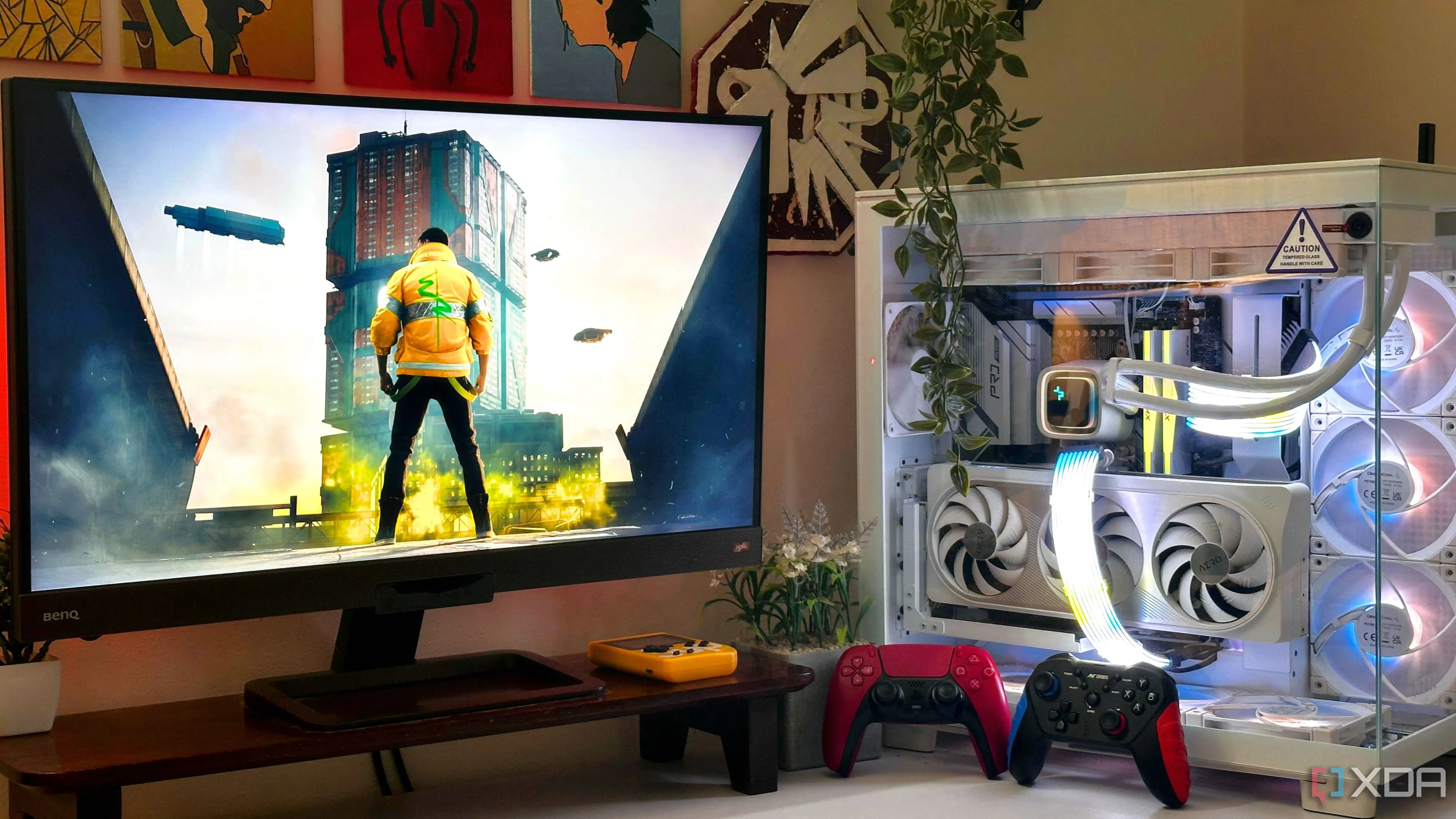 Một bộ PC gaming hiện đại với màn hình hiển thị game Cyberpunk 2077 và hai tay cầm game tựa vào vỏ case