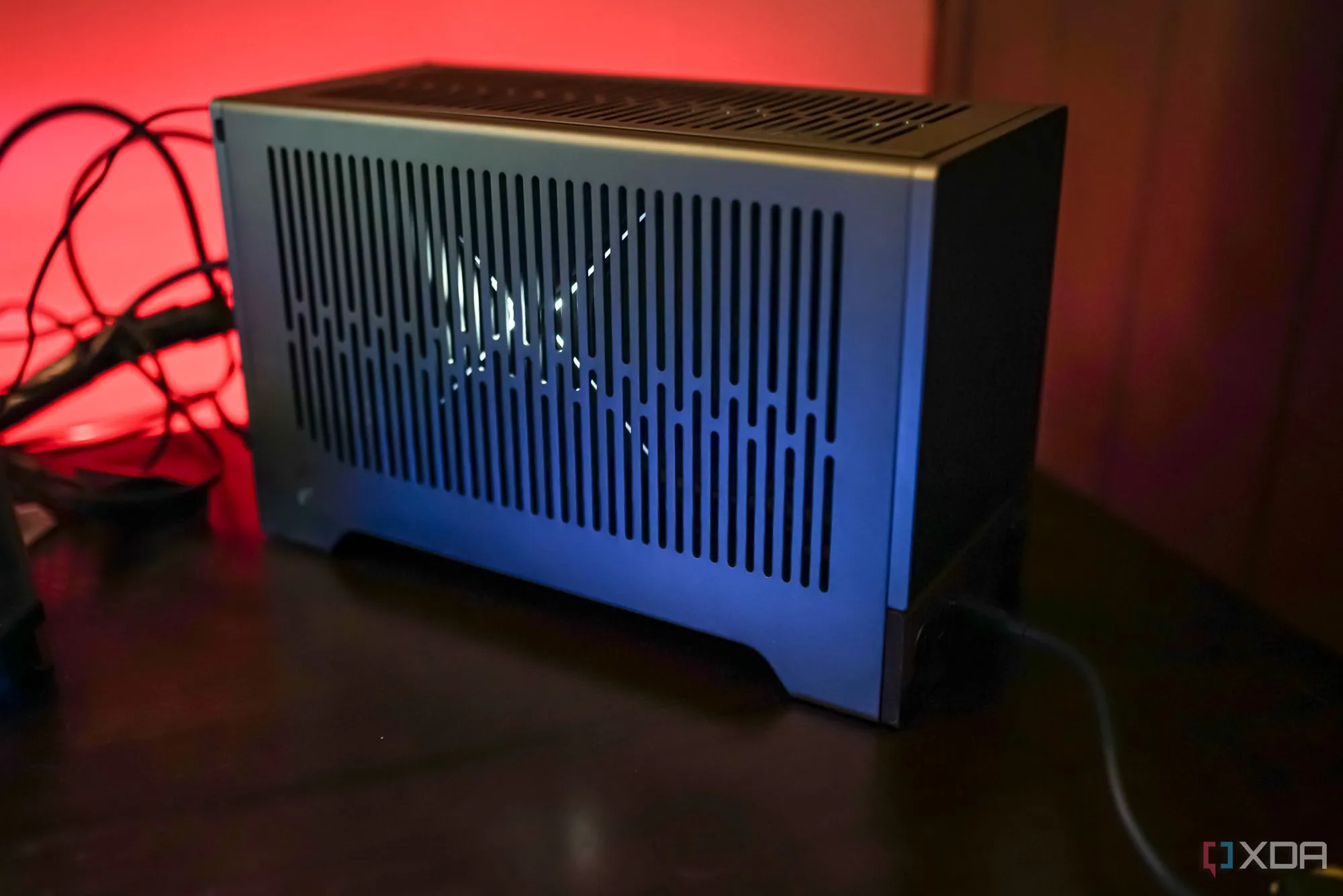 Một bộ PC Gaming nhỏ gọn (SFF) Fractal Terra đặt trên bàn làm việc, cho thấy khả năng lắp đặt GPU tầm trung