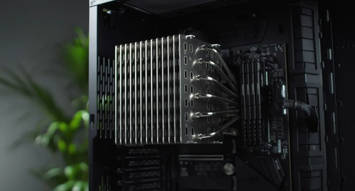 Một bộ tản nhiệt CPU thụ động lớn được lắp đặt trong máy tính, minh họa sự đa dạng của các giải pháp làm mát CPU