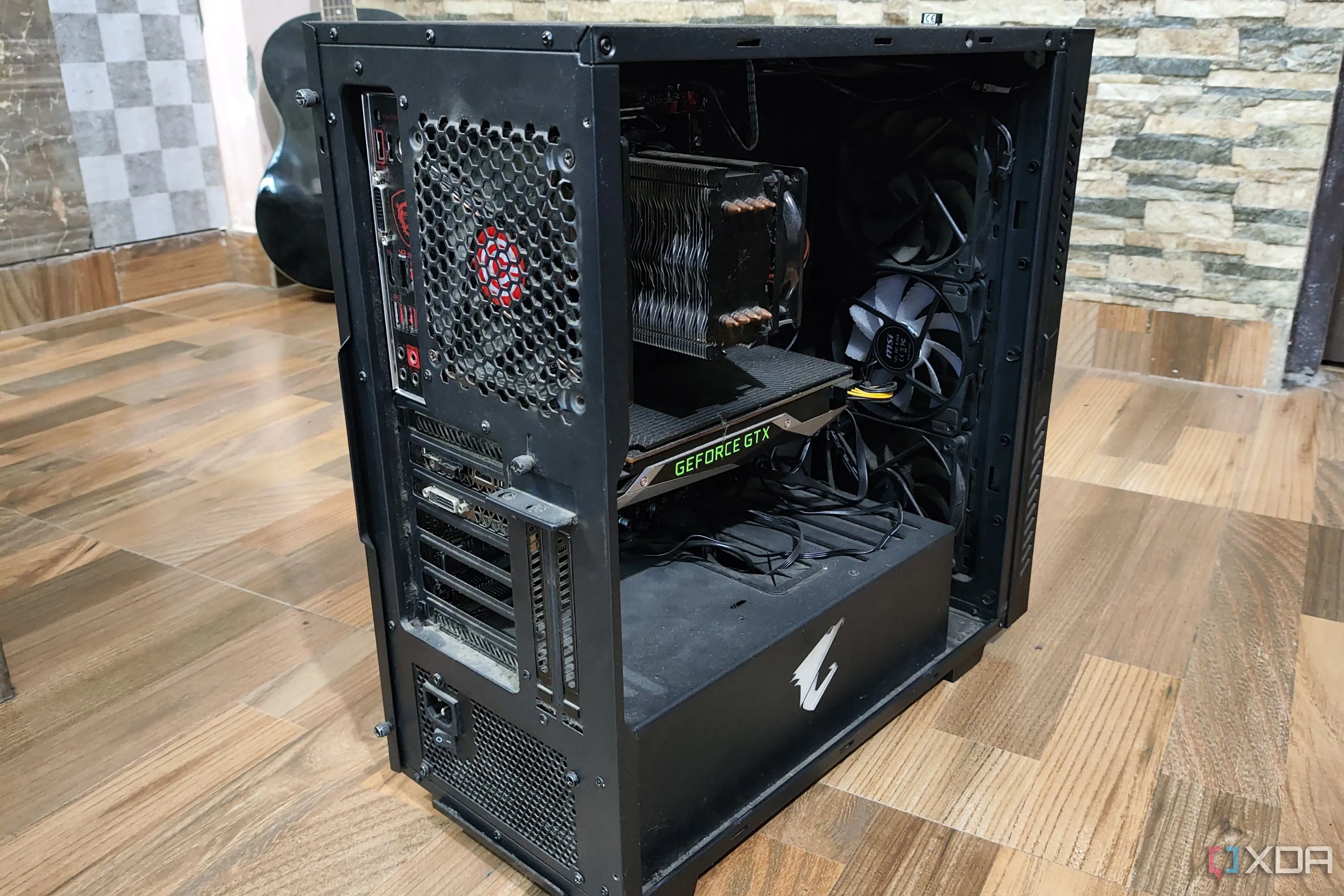 Một case Gigabyte Aorus ACW300 với CPU Ryzen 5 1600 và card đồ họa GTX 1080 bên trong