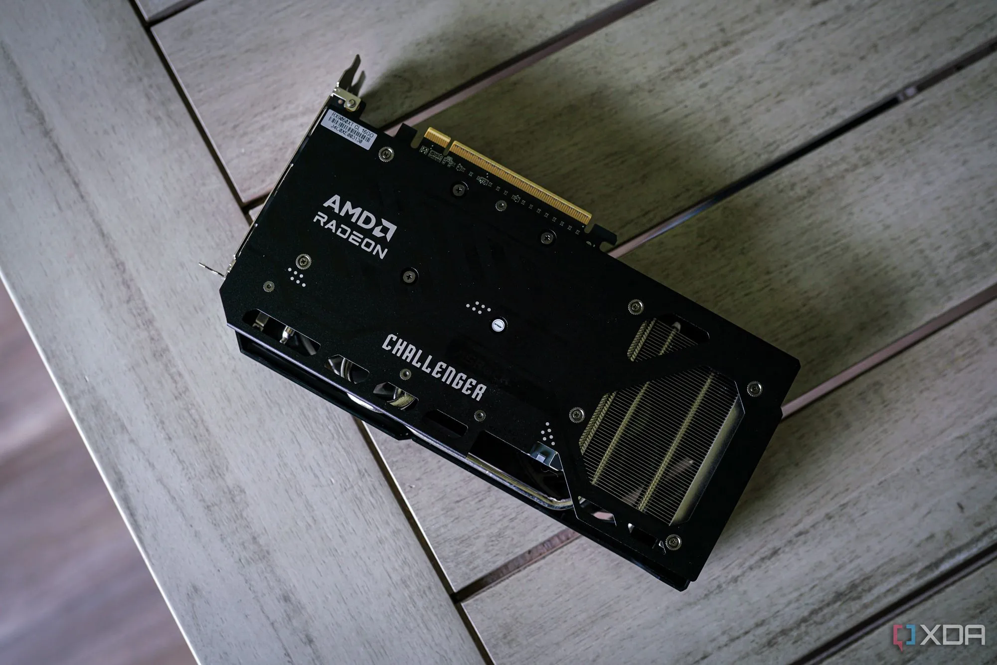 Một chiếc card đồ họa AMD Radeon RX 9060 XT với thiết kế quạt kép, minh họa cho giao diện PCIe.