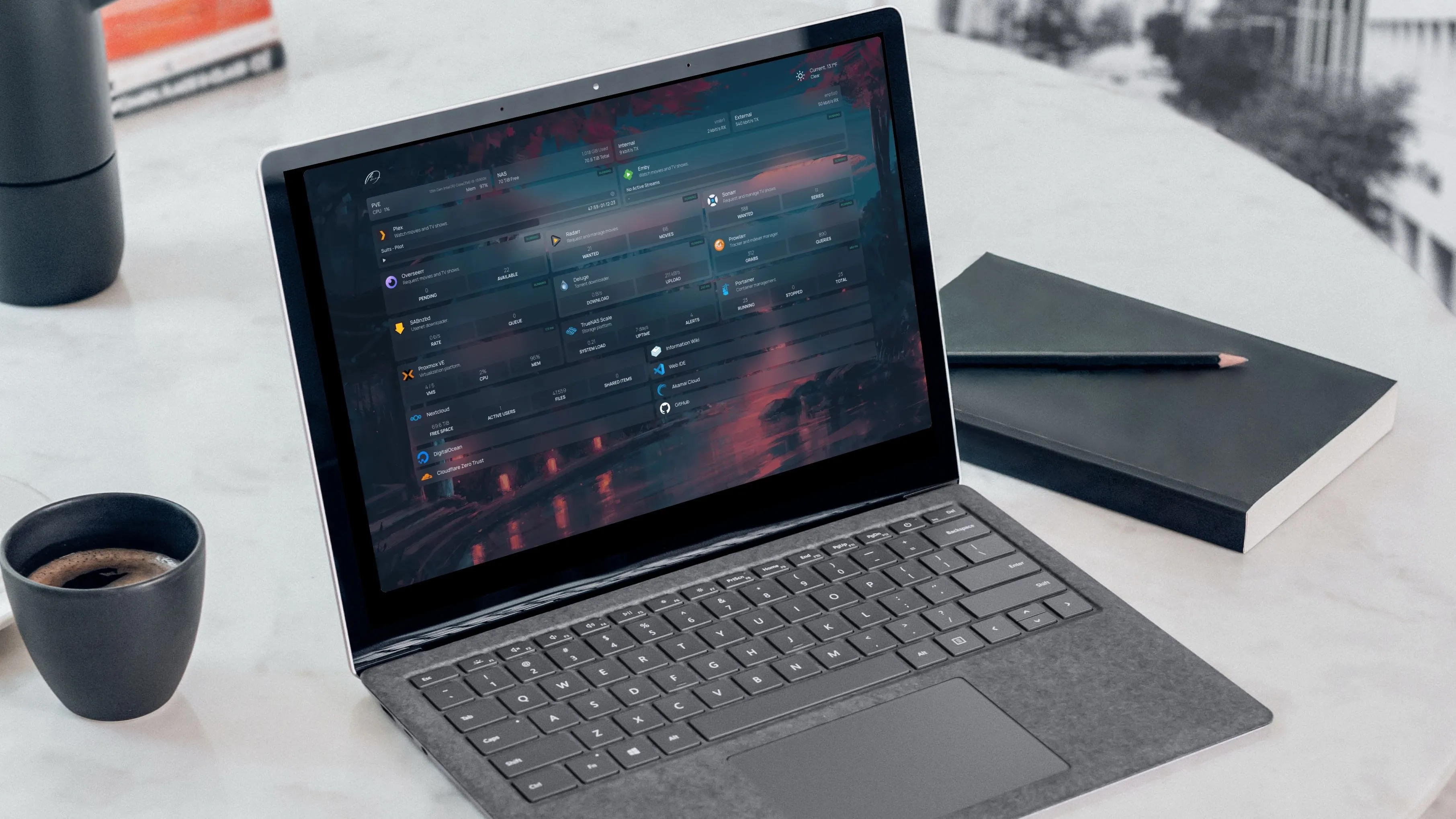 Một chiếc laptop hiển thị giao diện dashboard của ứng dụng tự host, thể hiện sự kiểm soát hệ thống