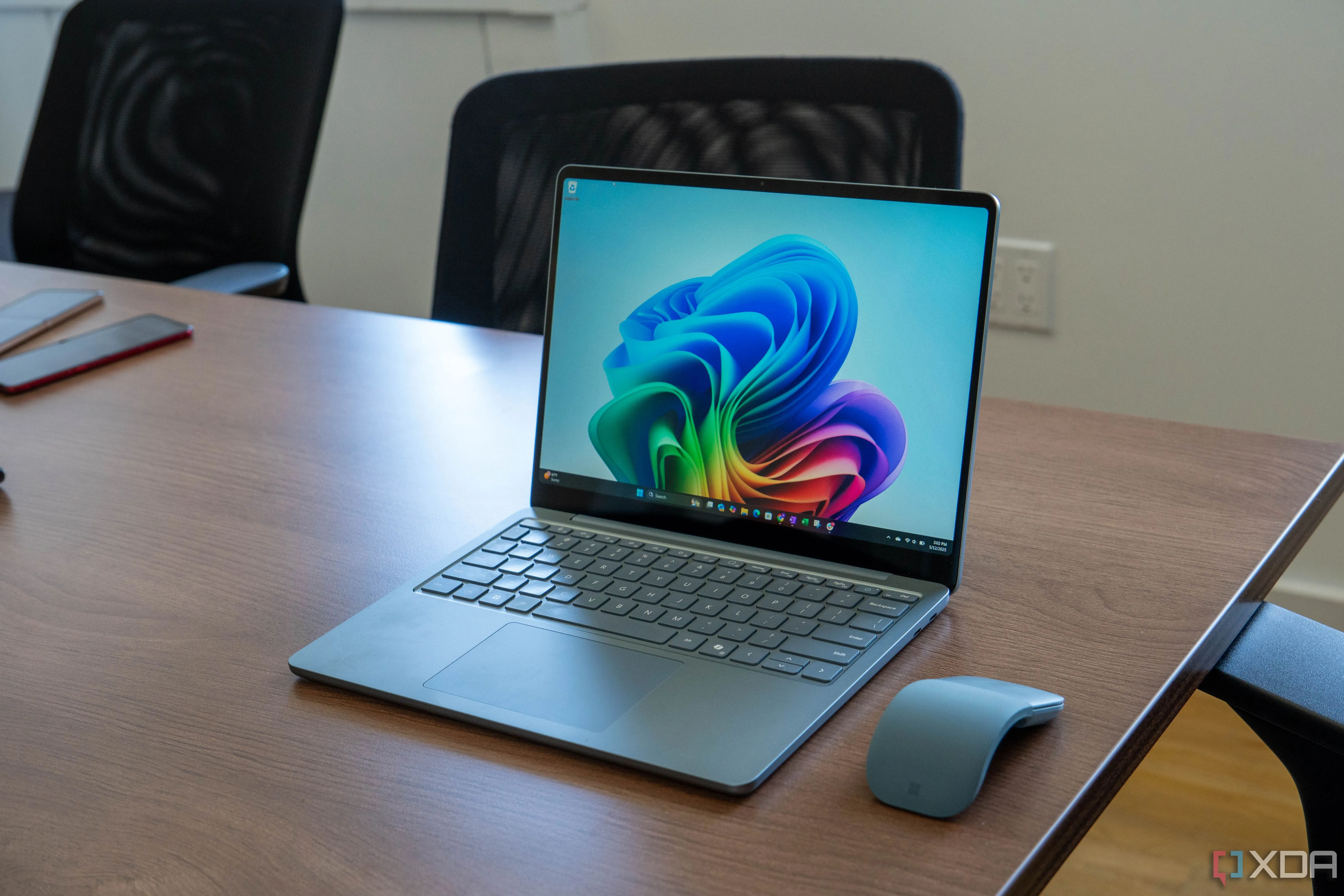 Một chiếc laptop Surface, biểu tượng cho hệ sinh thái Windows, đối lập với giải pháp Linux cho PC cũ.