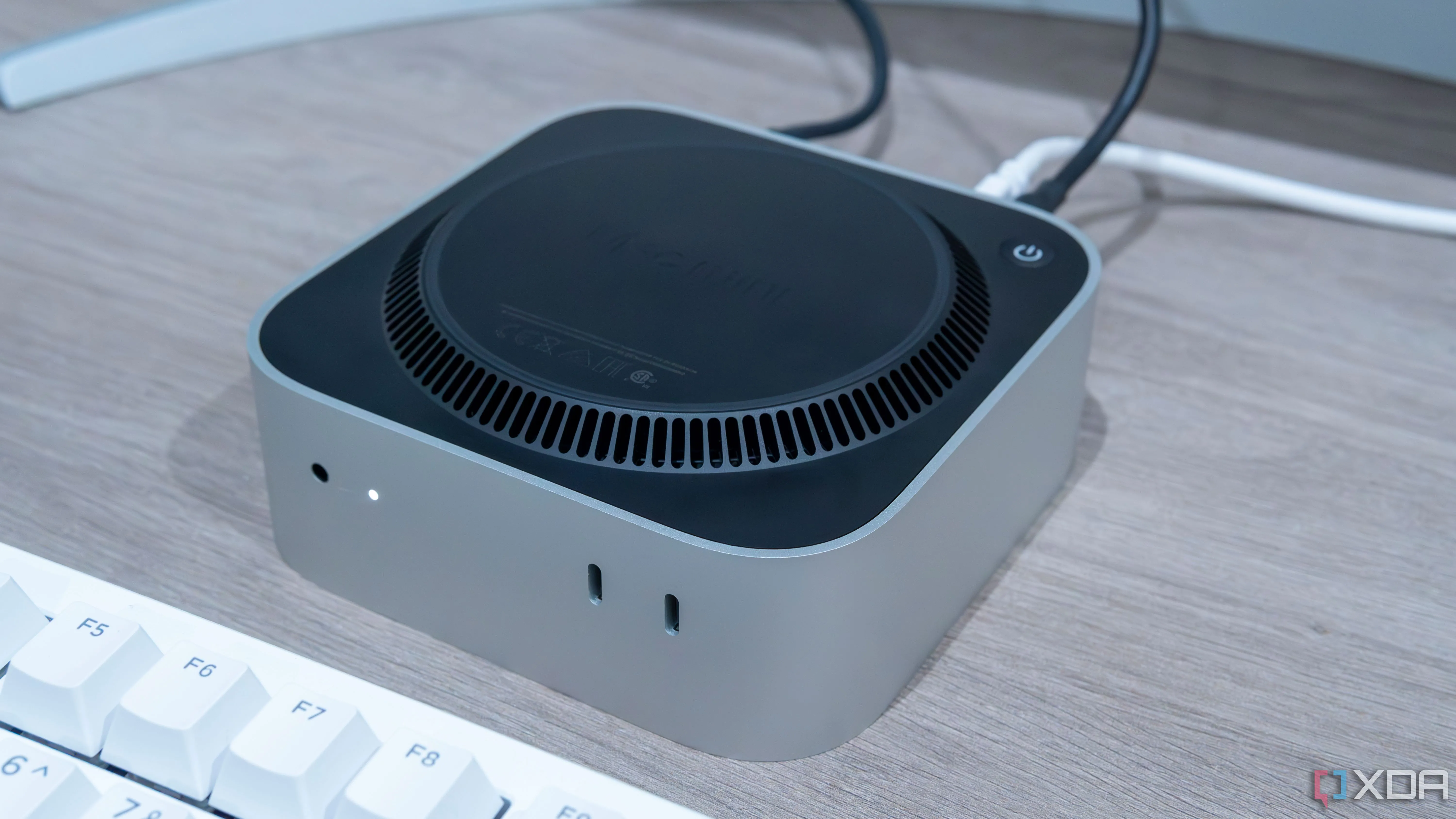 Một chiếc Mac Mini được đặt úp ngược