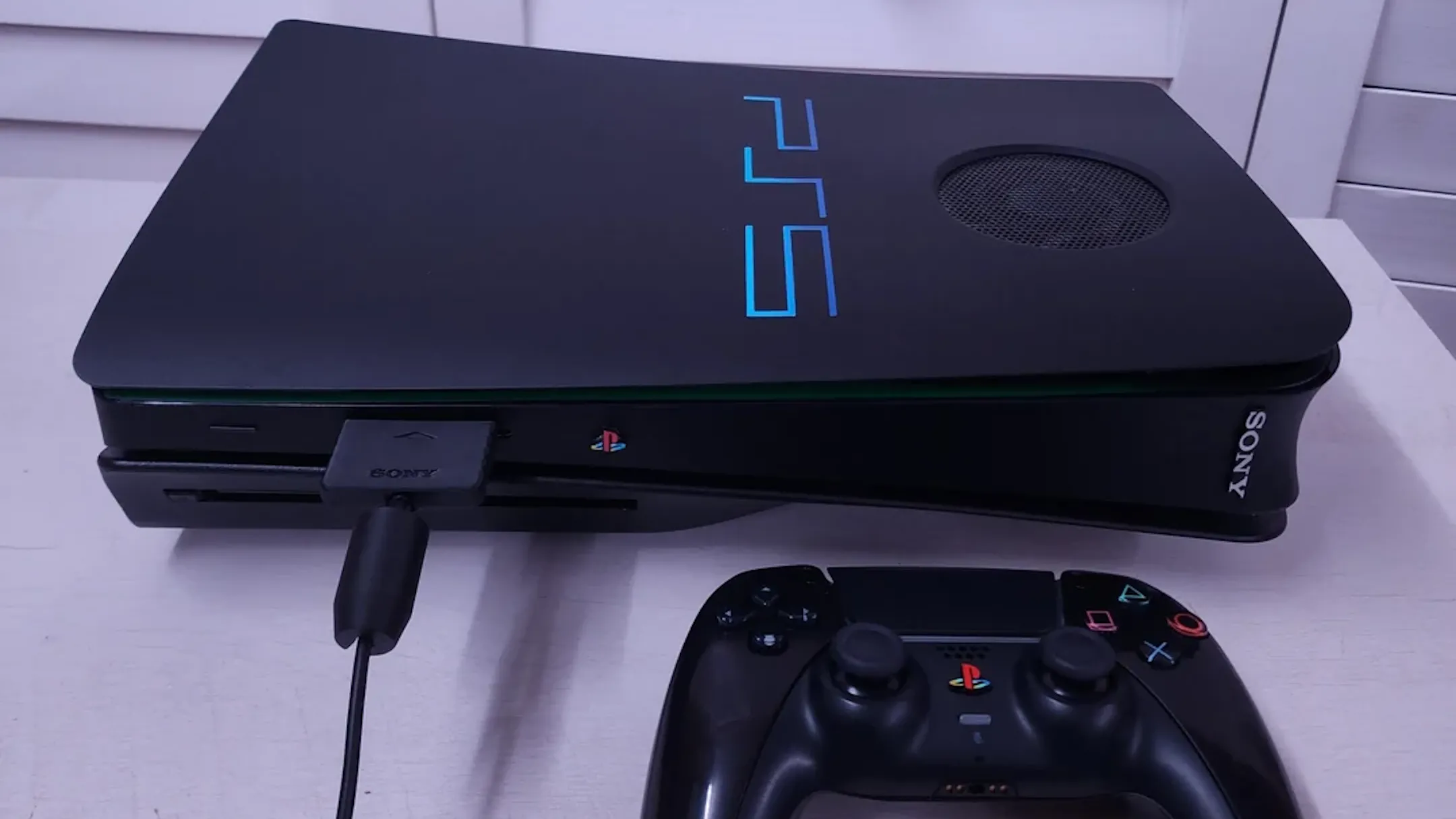 Một chiếc PS5 được tùy biến để trông giống PlayStation 2