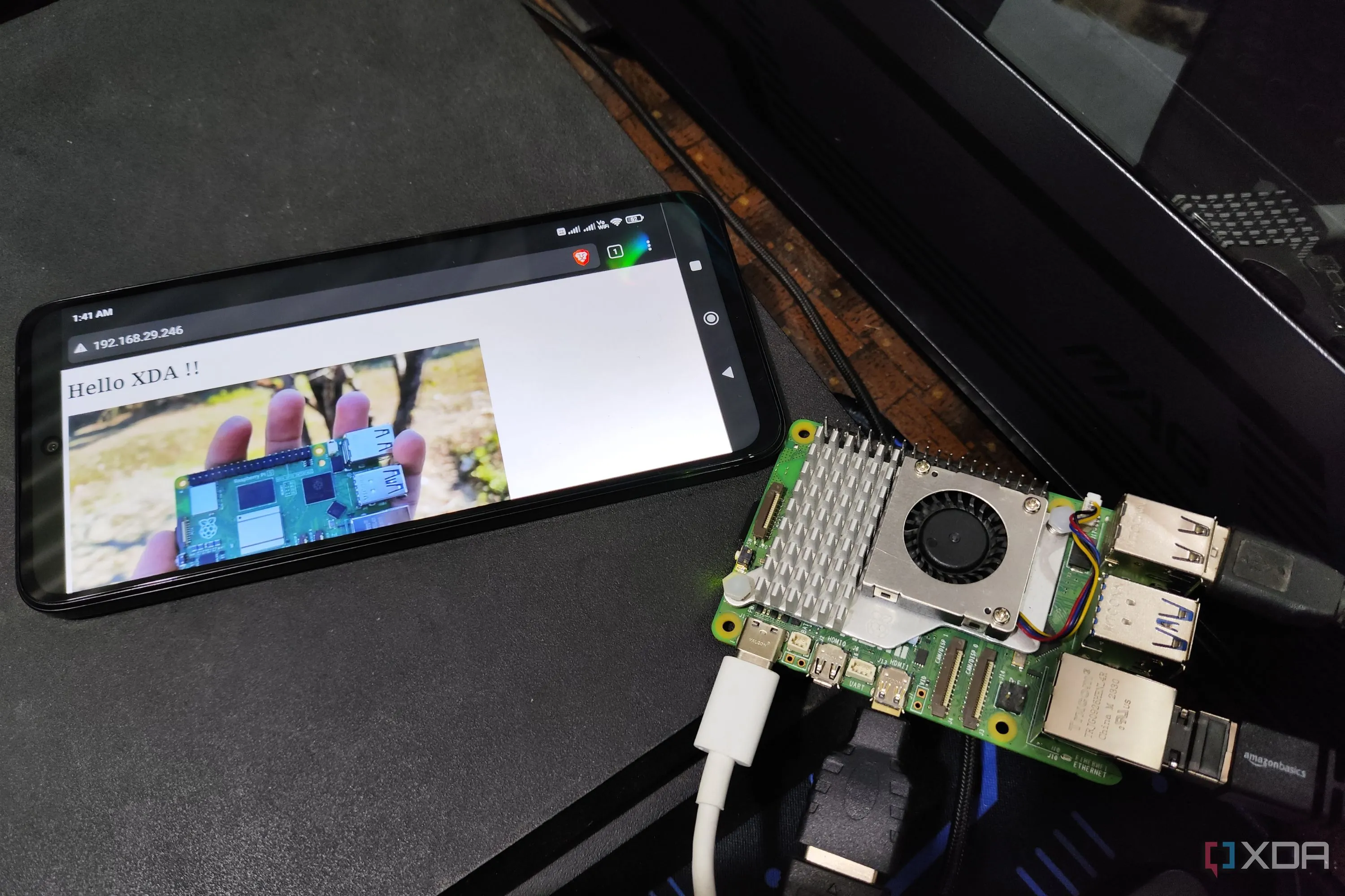 Một chiếc Raspberry Pi 5 đặt cạnh điện thoại Poco M6 Pro, tượng trưng cho việc tự host web cá nhân và thiết bị truy cập