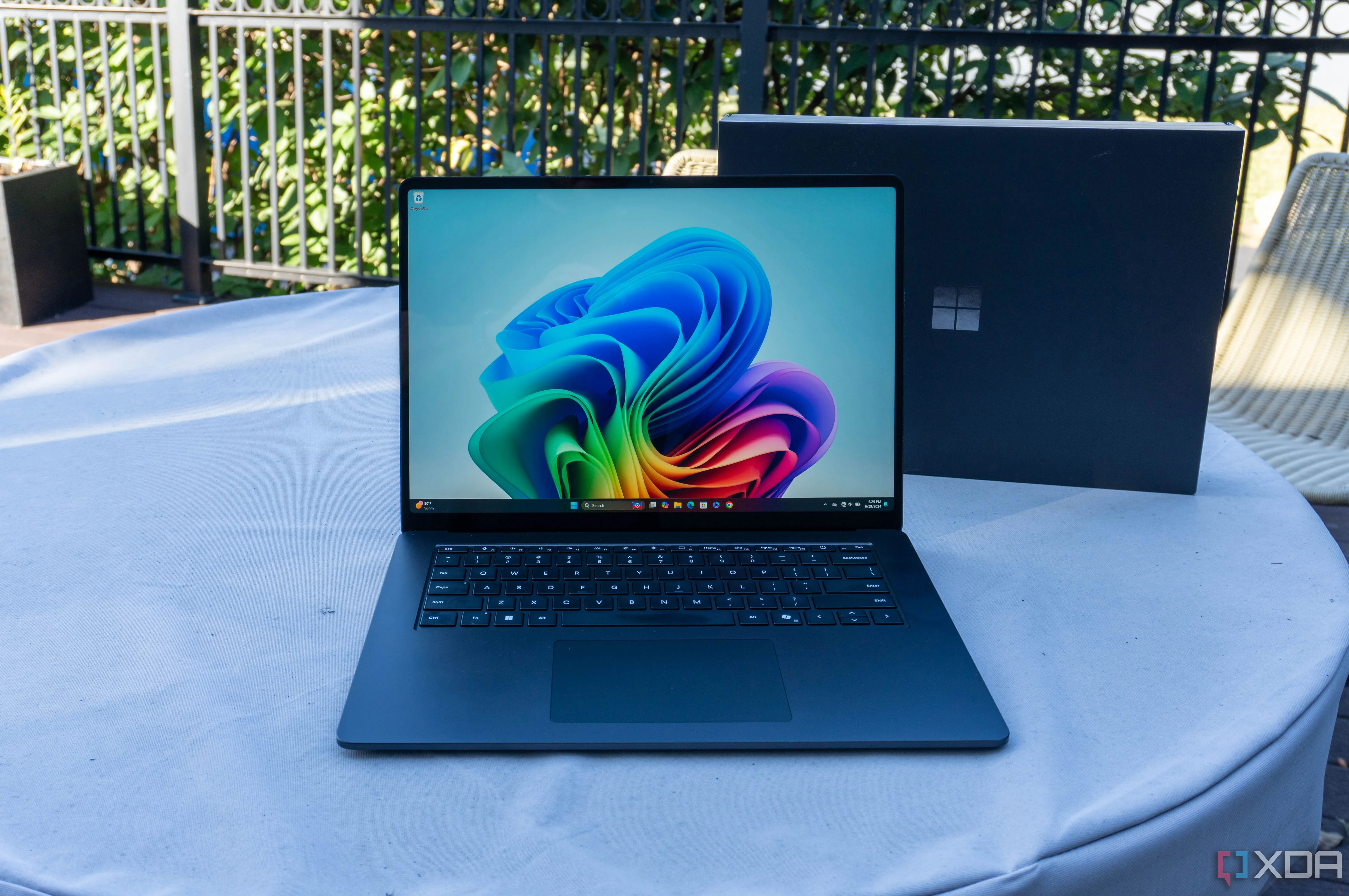 Một chiếc Surface Laptop 7 hiện đại, thể hiện sự phát triển của hệ điều hành Windows, trong khi lỗi &quot;yêu cầu đĩa cài đặt&quot; lại xuất hiện trên Windows Phone cũ.
