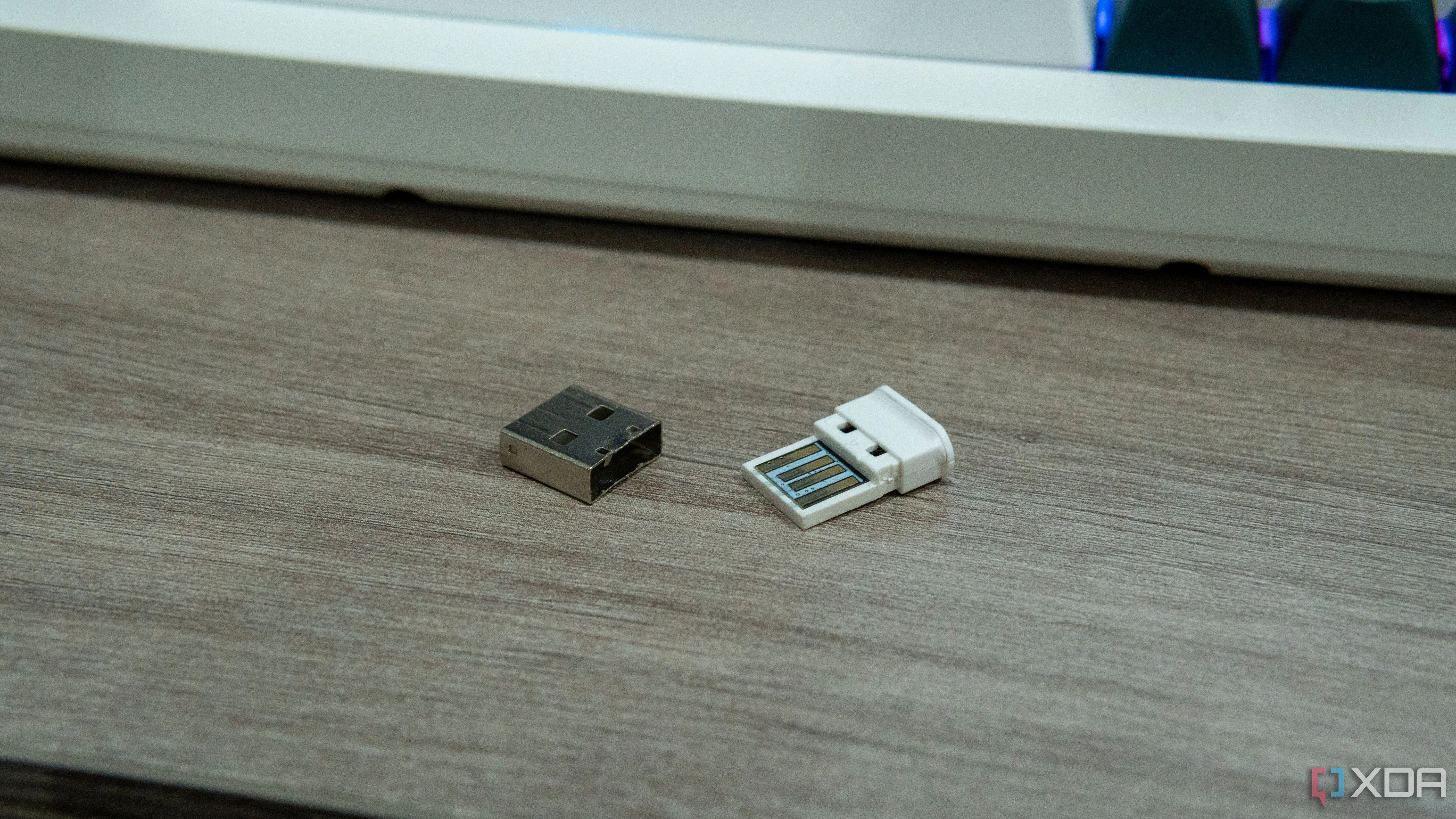 Một chiếc USB dongle bị tháo vỏ kim loại, tượng trưng cho việc tái chế hoặc không còn sử dụng
