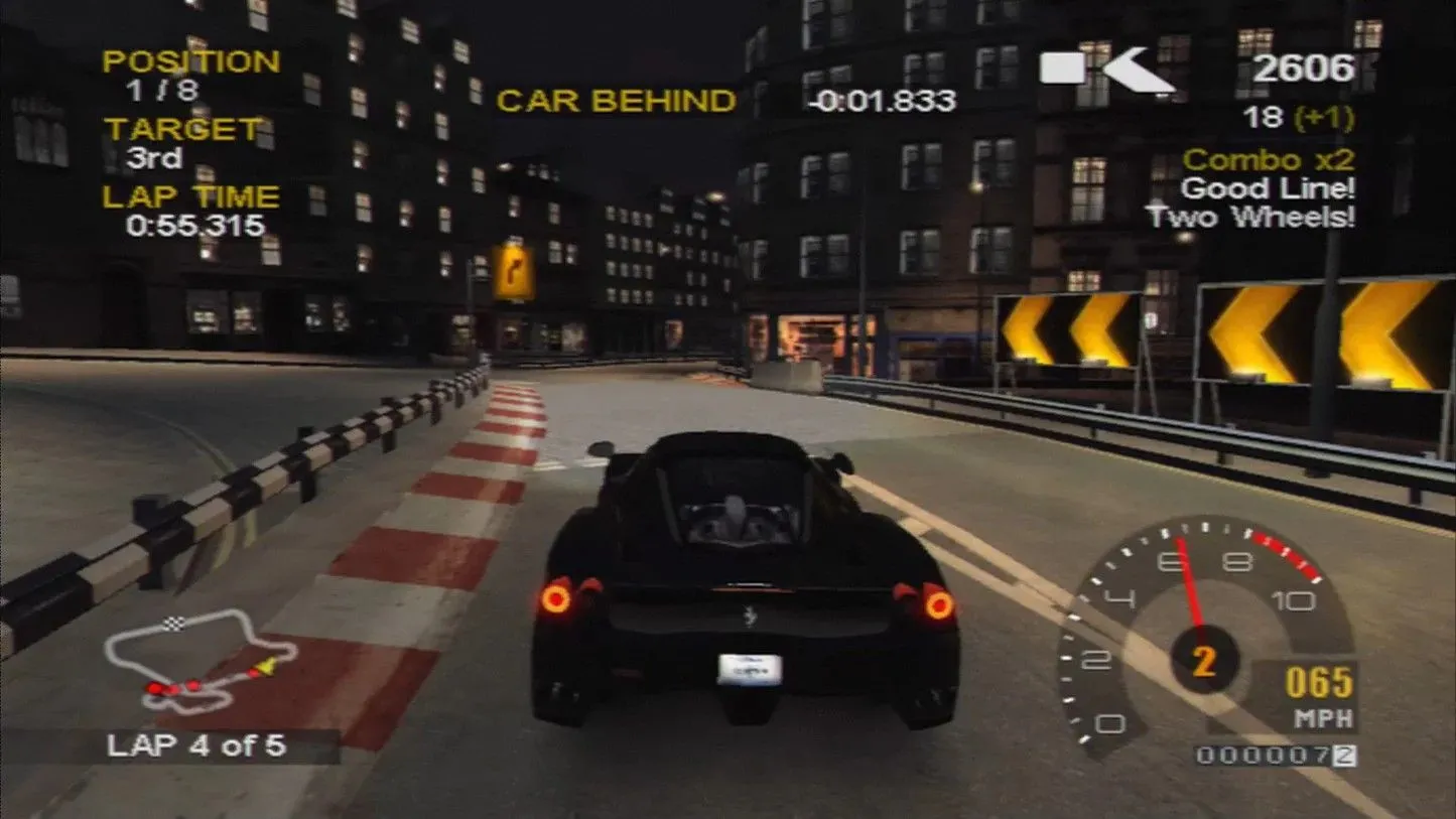 Một chiếc xe đua đen bóng trên đường phố thành phố trong Project Gotham Racing 2, game đua xe arcade hay nhất Xbox đời đầu
