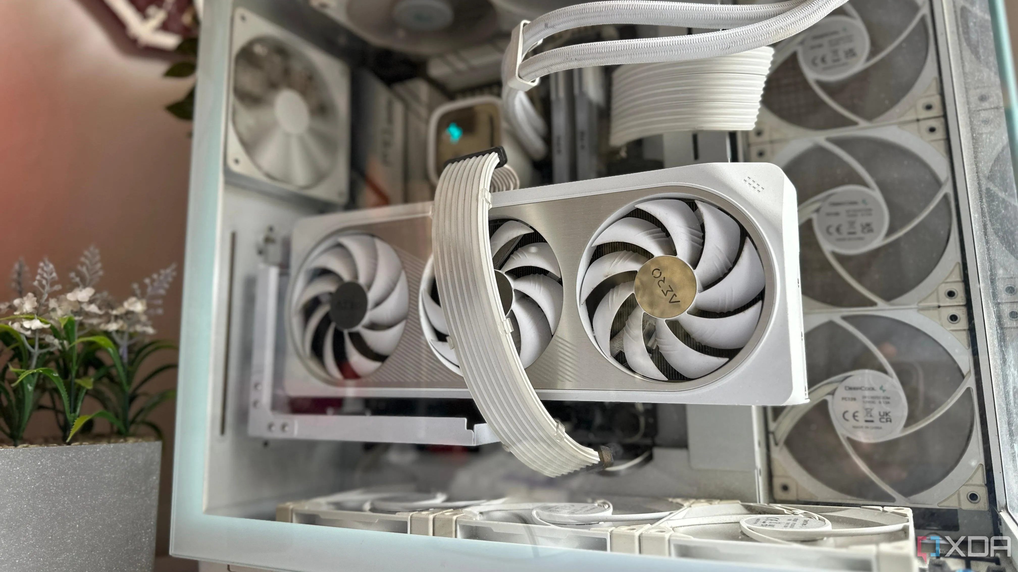 Một dàn PC gaming màu trắng với GPU trắng làm trọng tâm