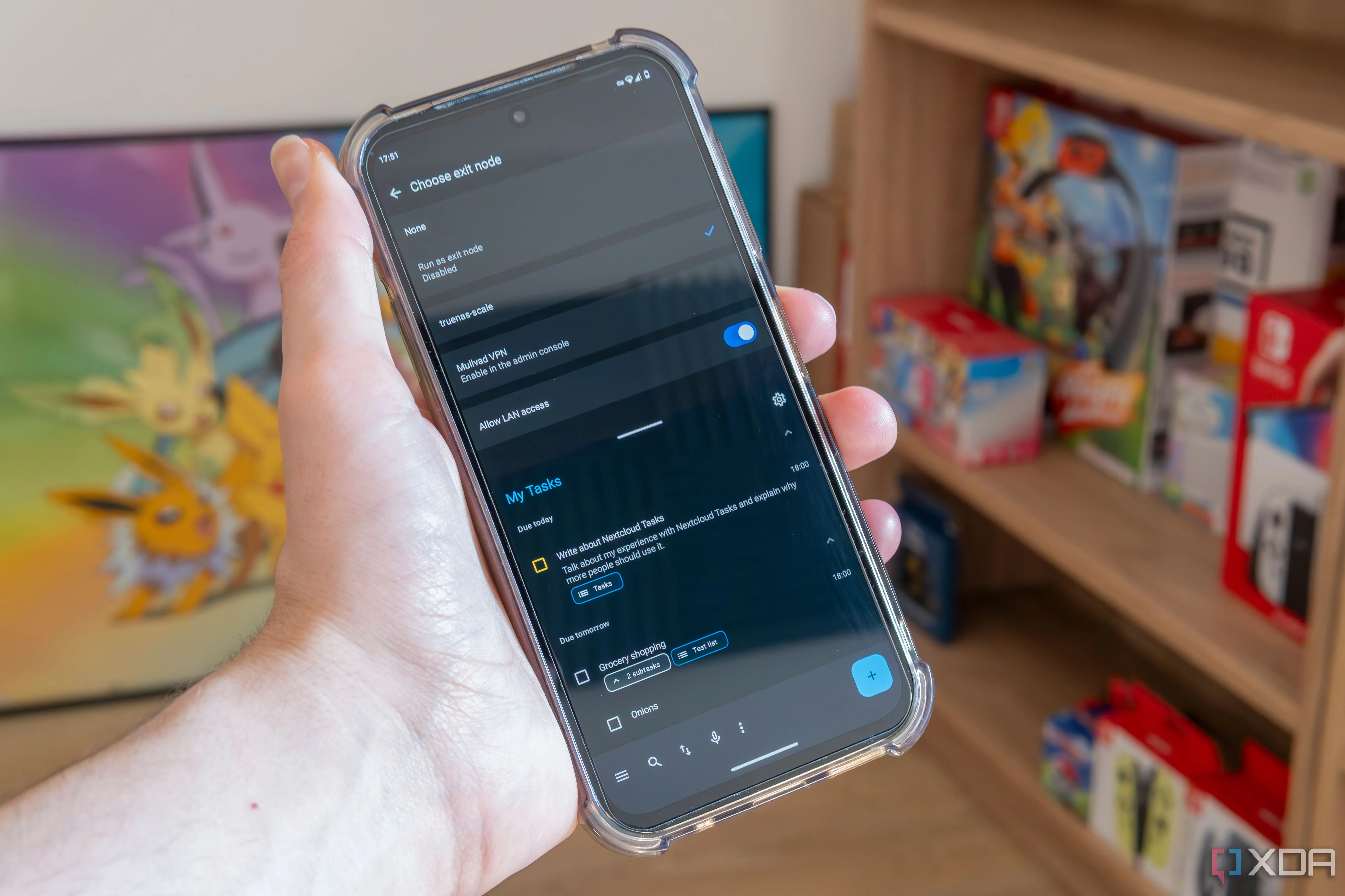 Một điện thoại Android đang chạy Tailscale và Tasks.org cùng lúc