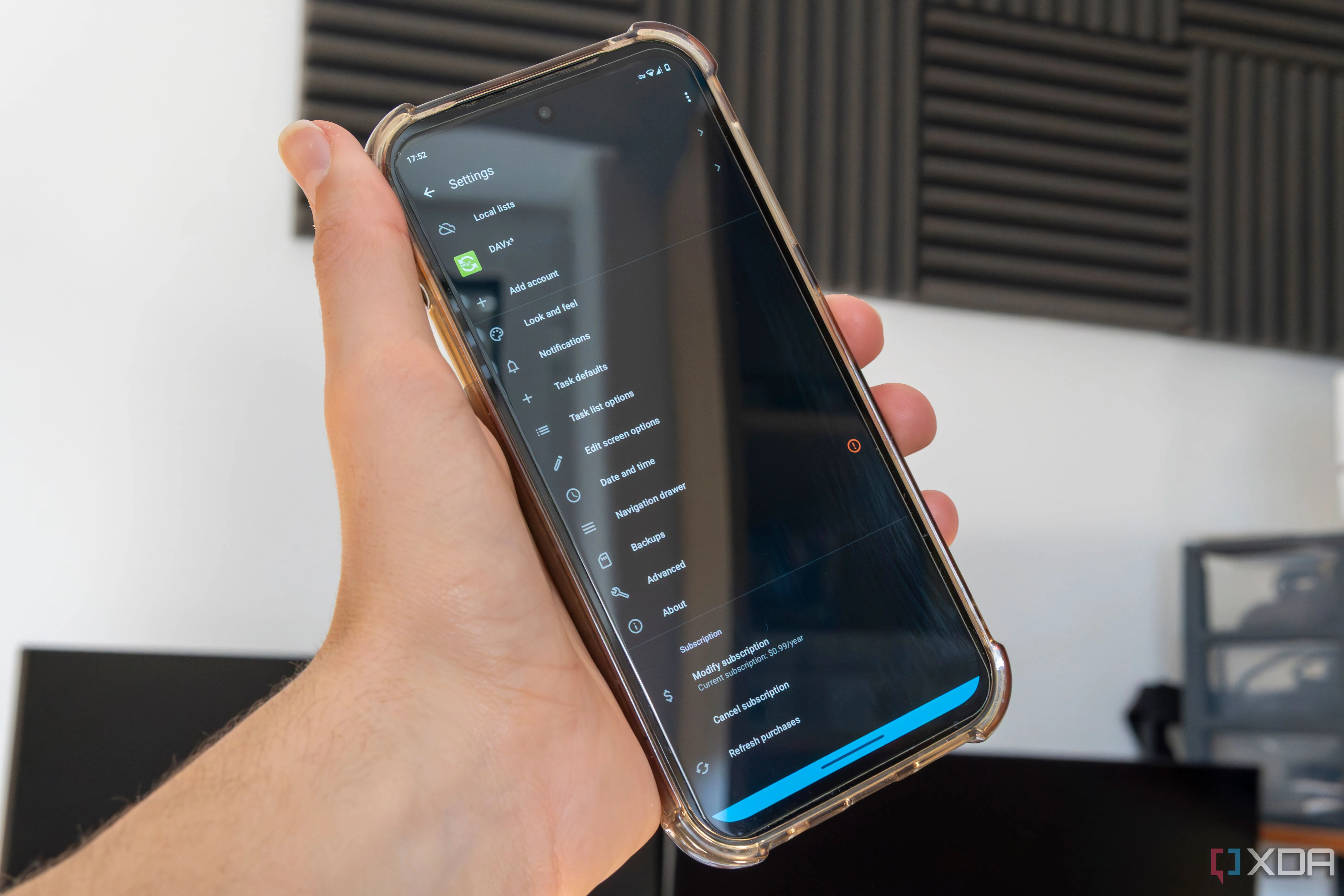 Một điện thoại Android hiển thị màn hình cài đặt của Tasks.org với gói đăng ký Pro đã được bật
