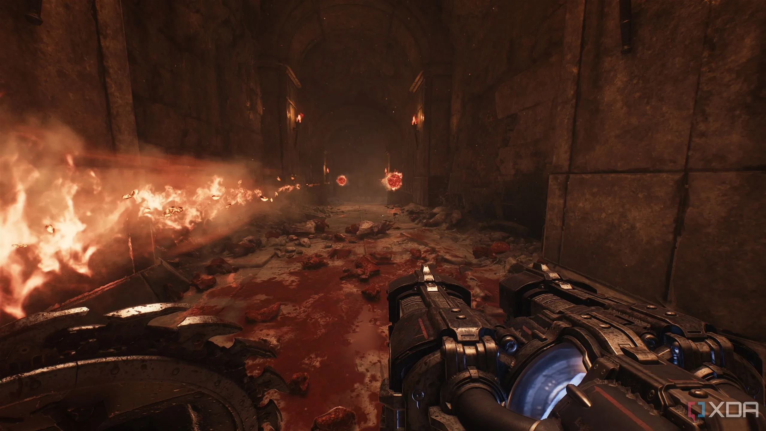 Một hành lang với nhiều viên đạn lửa bắn về phía Doom Slayer trong Doom: The Dark Ages