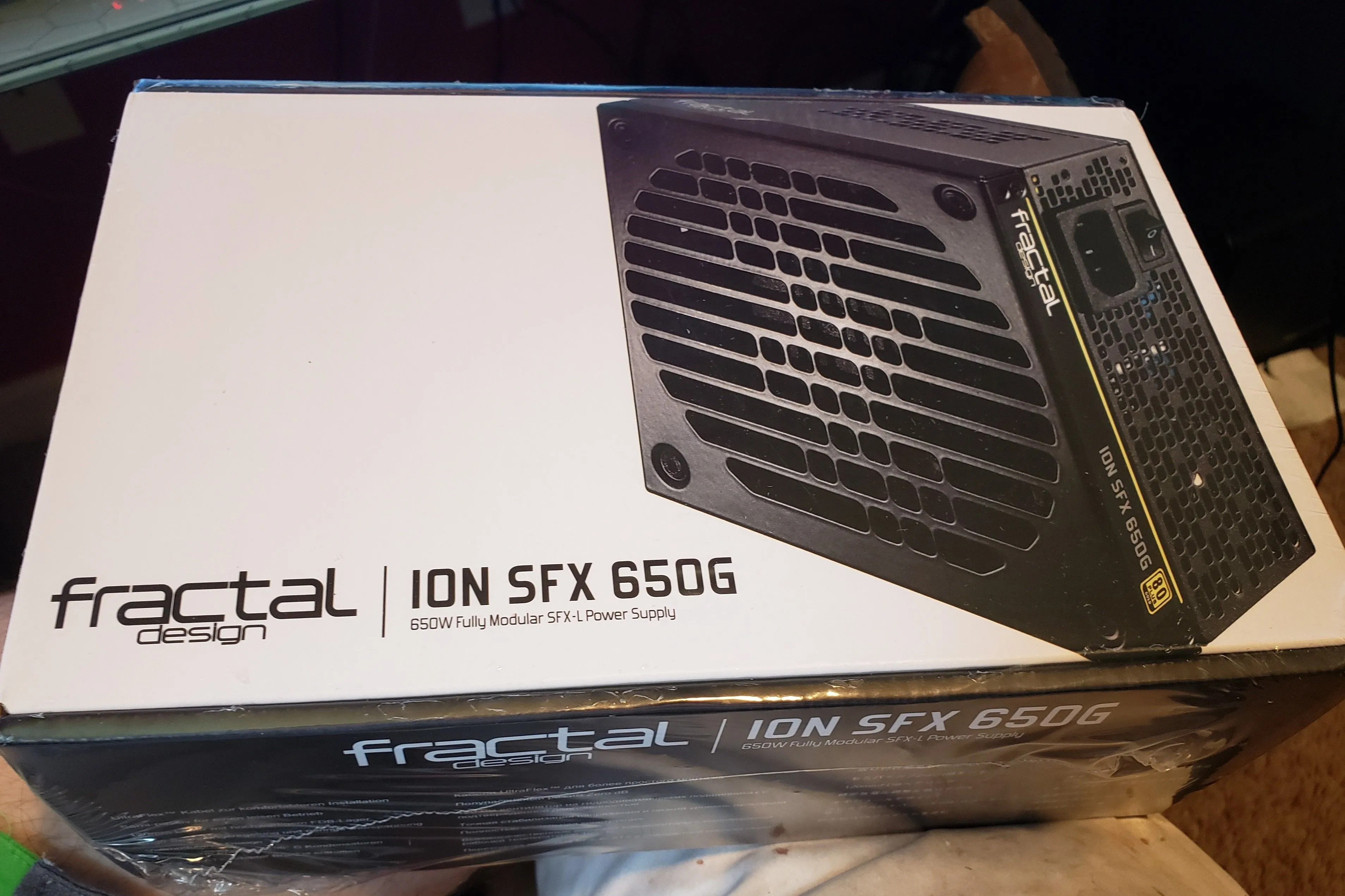 Một hộp nguồn máy tính SFX (Small Form Factor) màu đen trắng, minh họa linh kiện nguồn nhỏ gọn nhưng đắt đỏ.