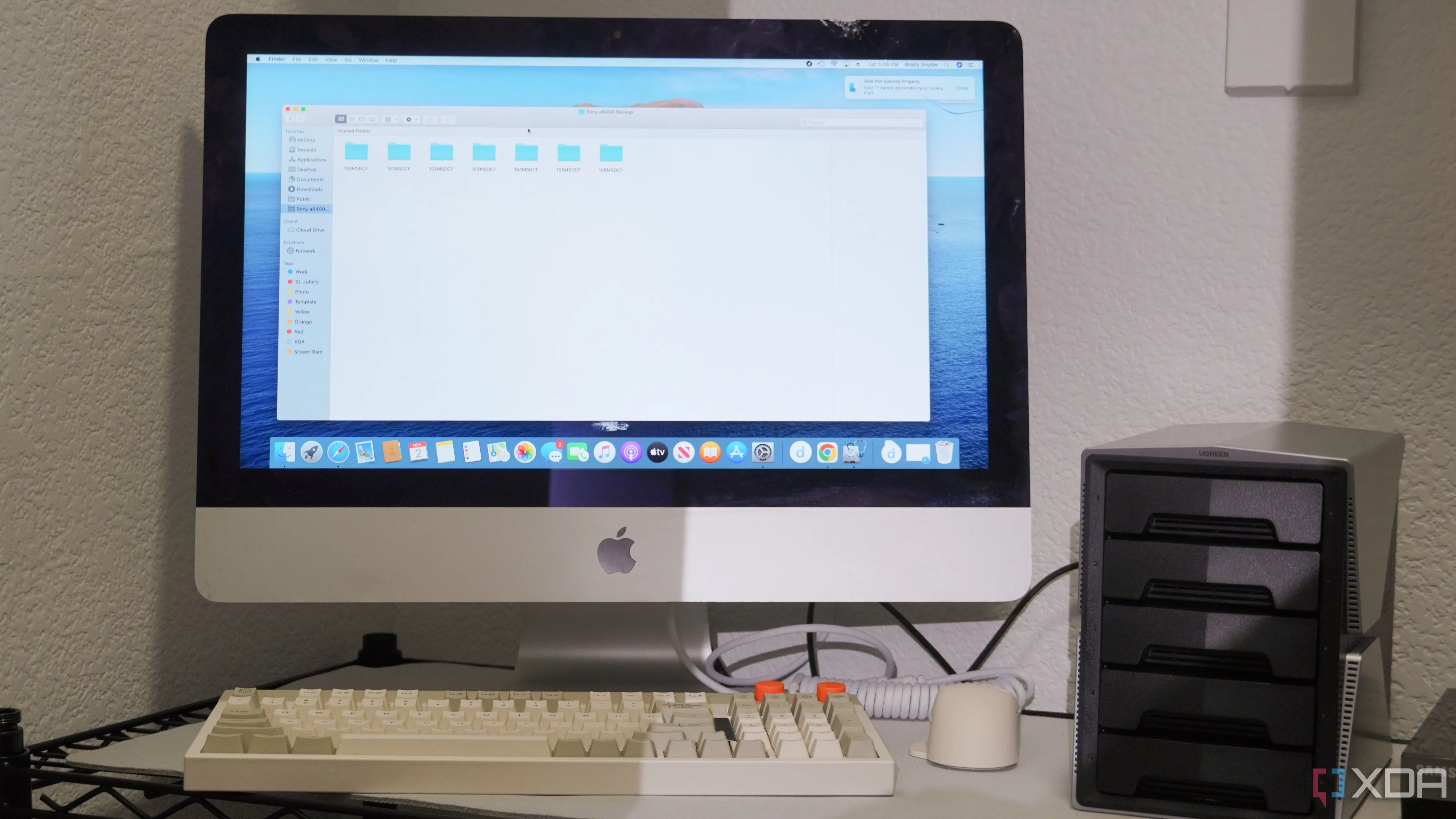Một iMac được cài đặt làm NAS trong tủ