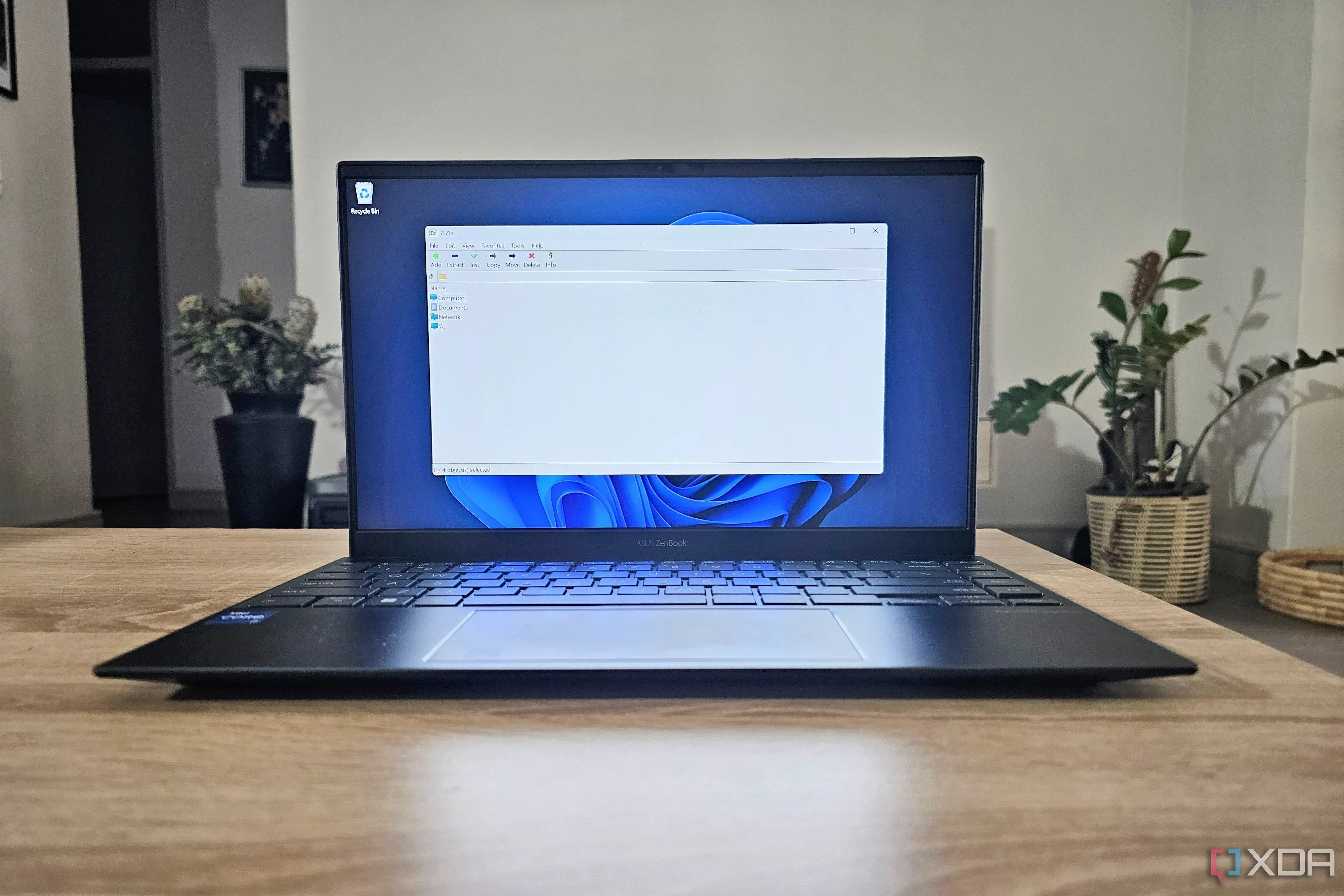 một laptop đang hiển thị giao diện của một ứng dụng mã nguồn mở trên màn hình