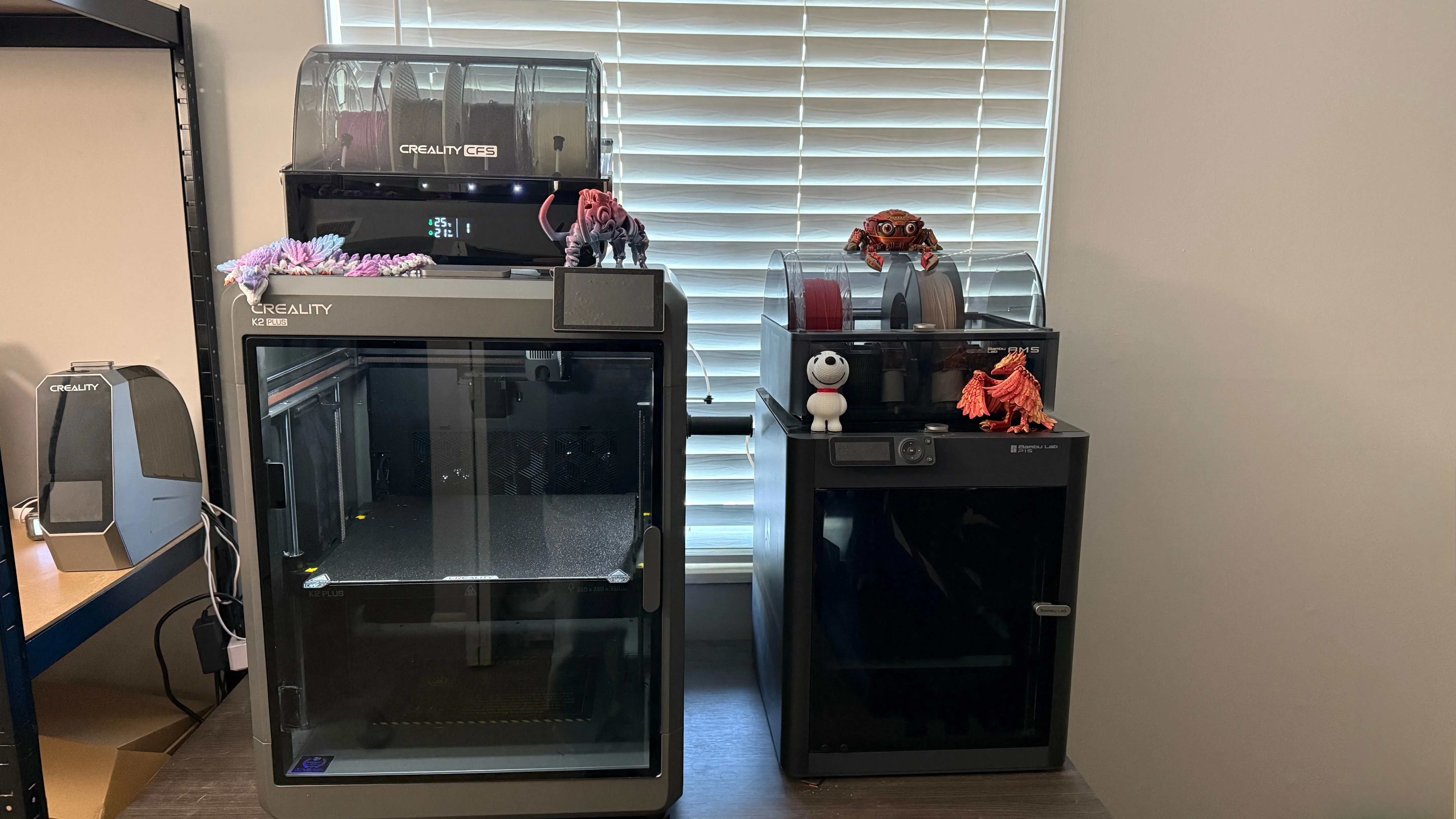 Một máy in 3D đang hoạt động với các bộ phận in 3D