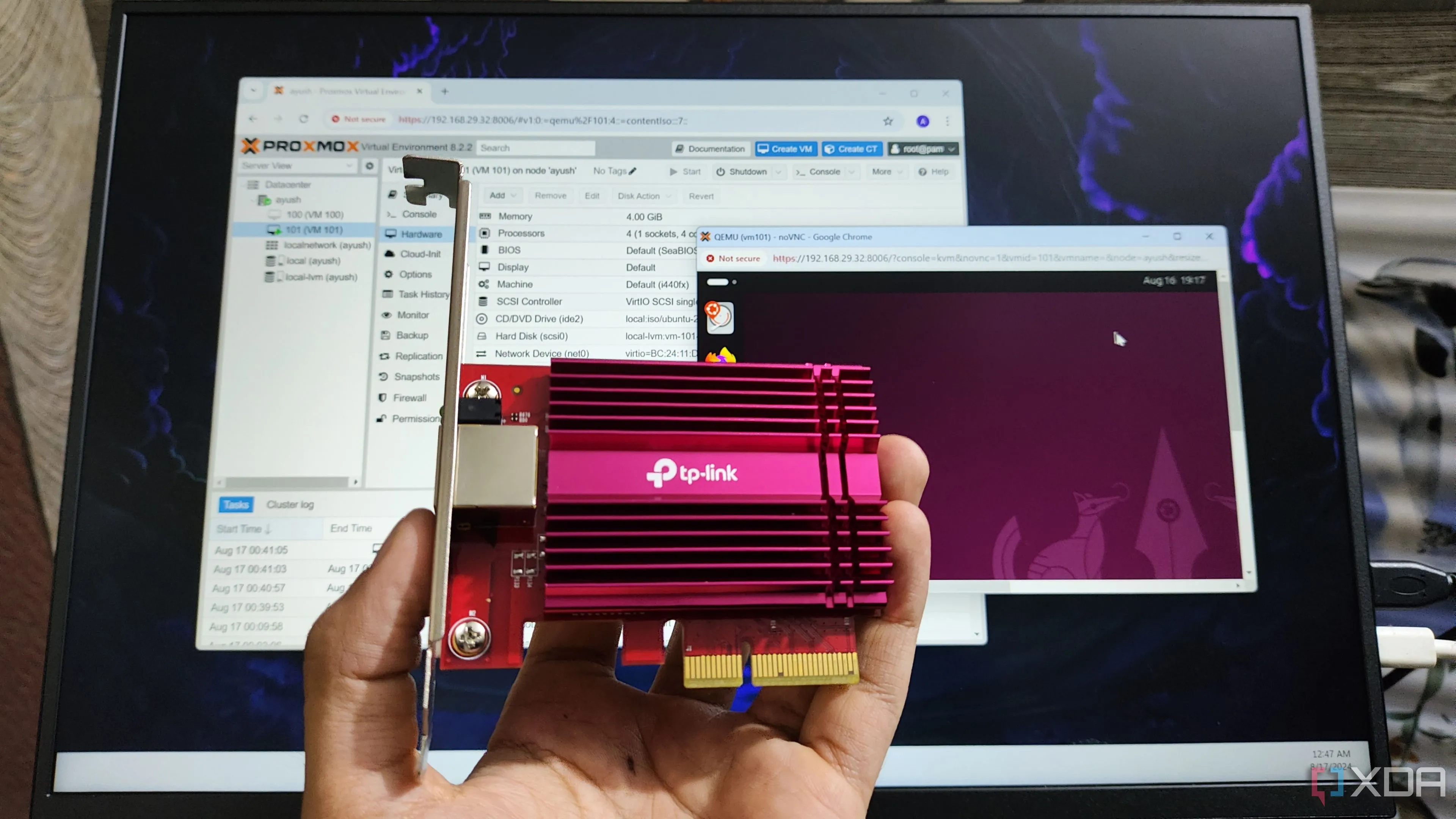 Một người đang cầm card mạng 10GbE trước màn hình giao diện Proxmox VE, ngụ ý khả năng tương thích phần cứng tốt của Proxmox.