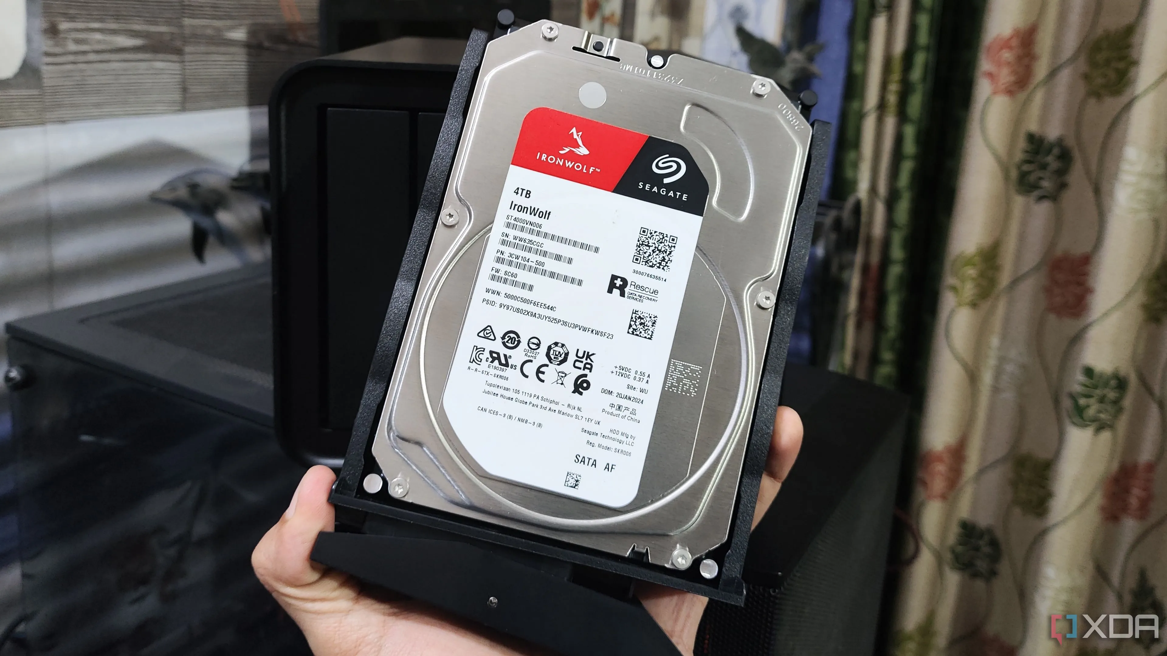 Một người đang cầm ổ cứng HDD của Seagate, minh họa cho việc ổ HDD không còn tối ưu cho trải nghiệm chơi game hiện đại.