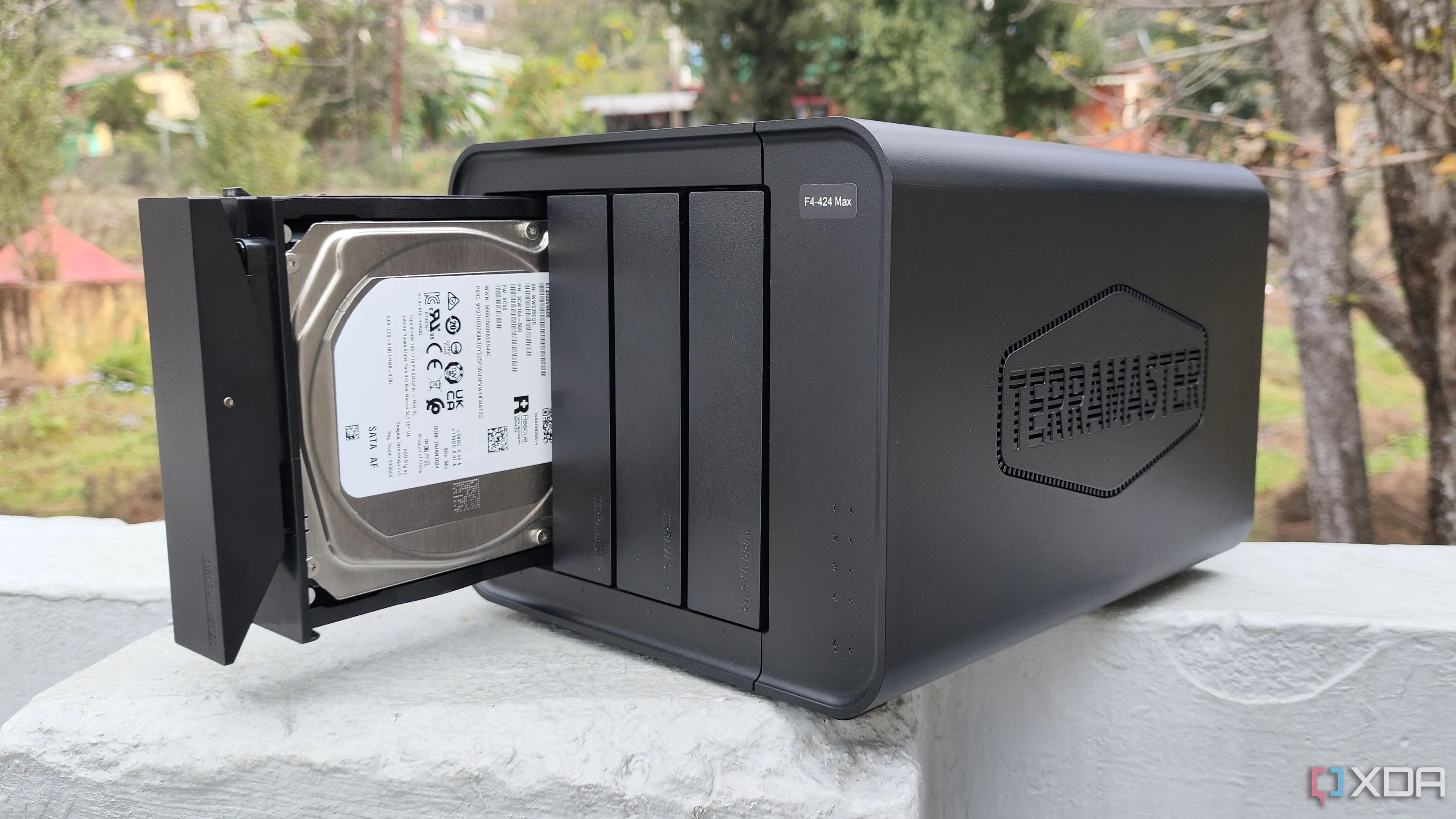 Một người đang cầm thiết bị NAS TerraMaster F4-424 Max, tượng trưng cho giải pháp lưu trữ dữ liệu doanh nghiệp