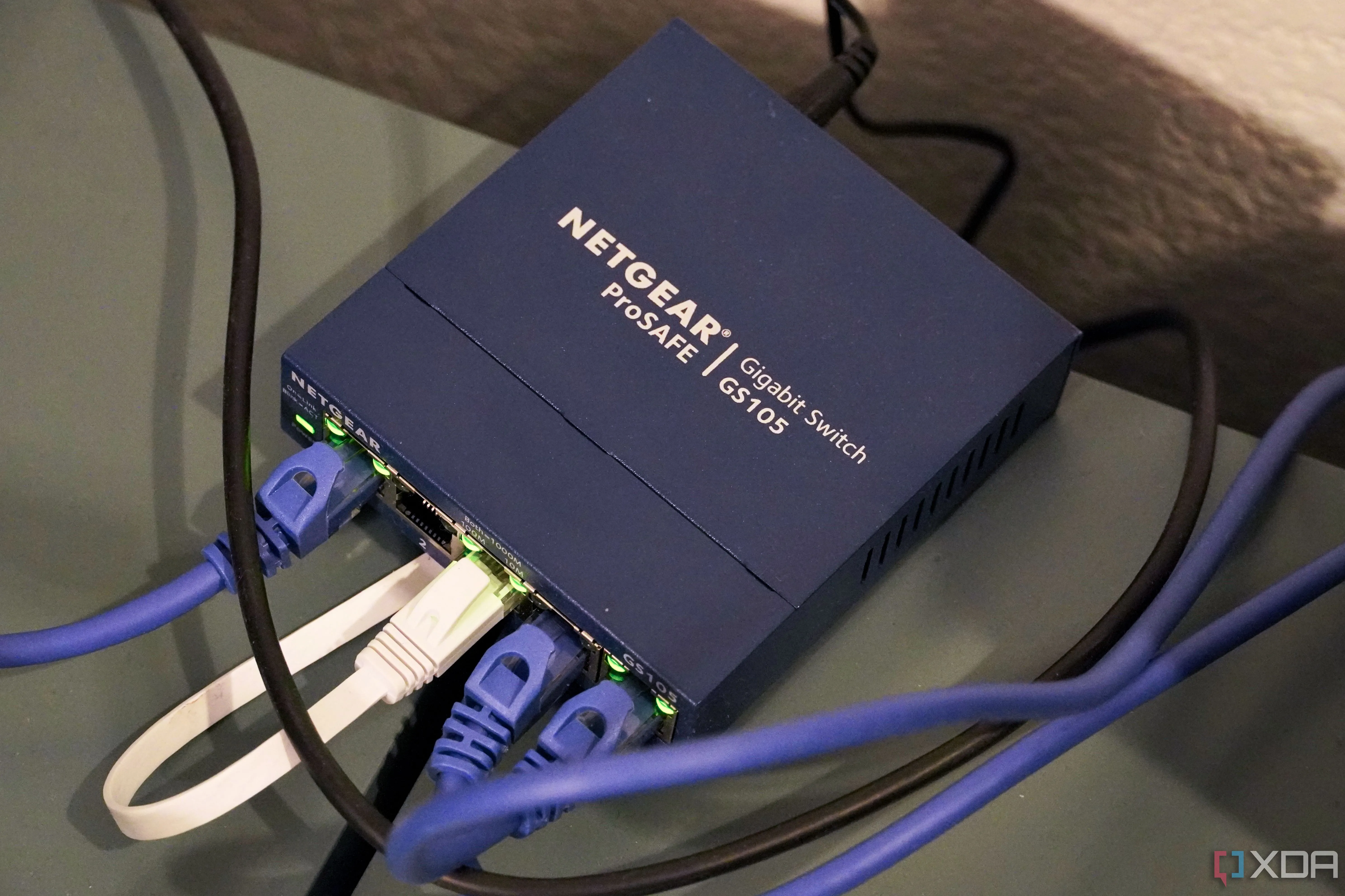 Một thiết bị switch Ethernet Netgear nhỏ gọn, minh họa khả năng mở rộng hệ thống mạng