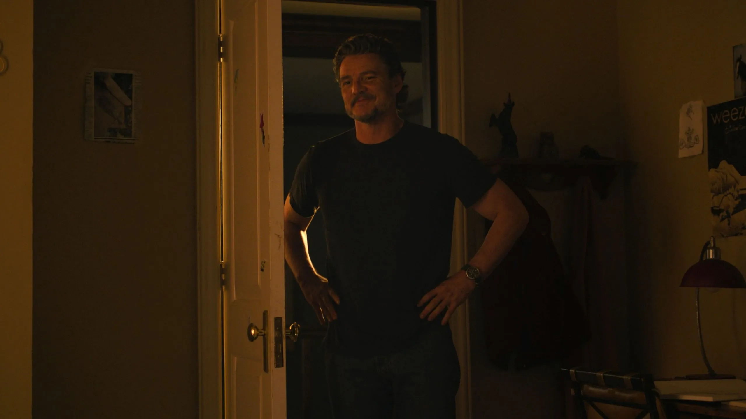 Nam diễn viên Pedro Pascal trong vai Joel mỉm cười, xuất hiện trong phân cảnh hồi ức của The Last of Us Season 2 tập 5.