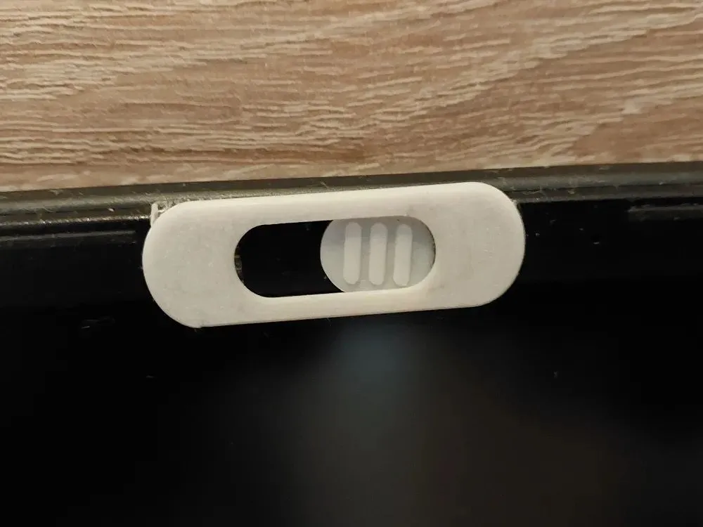 Nắp che webcam trượt được in 3D giúp bảo vệ quyền riêng tư trên màn hình máy tính