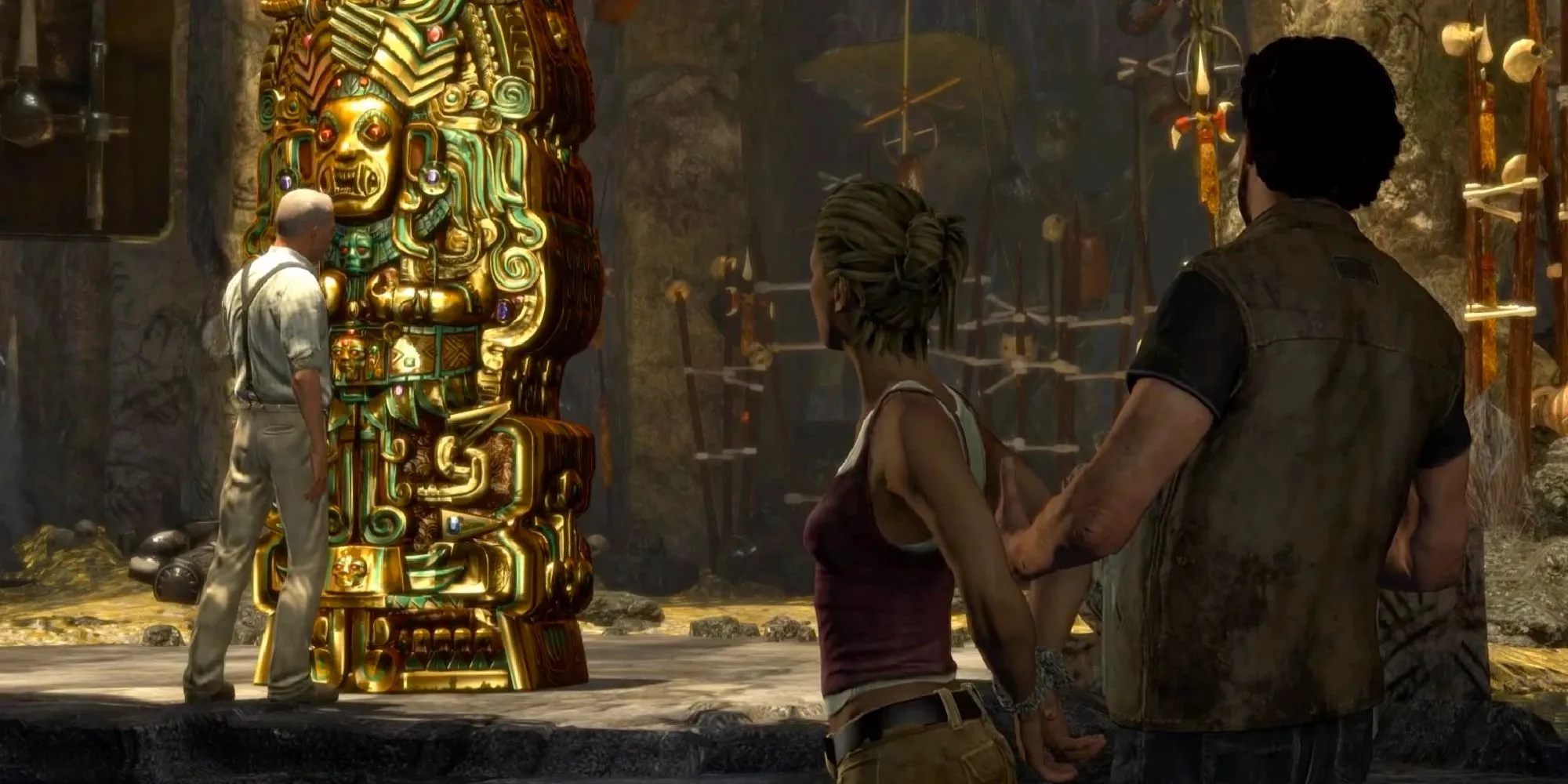 Nathan Drake đối mặt với kẻ thù trong một hang động cổ xưa, ánh sáng mờ ảo