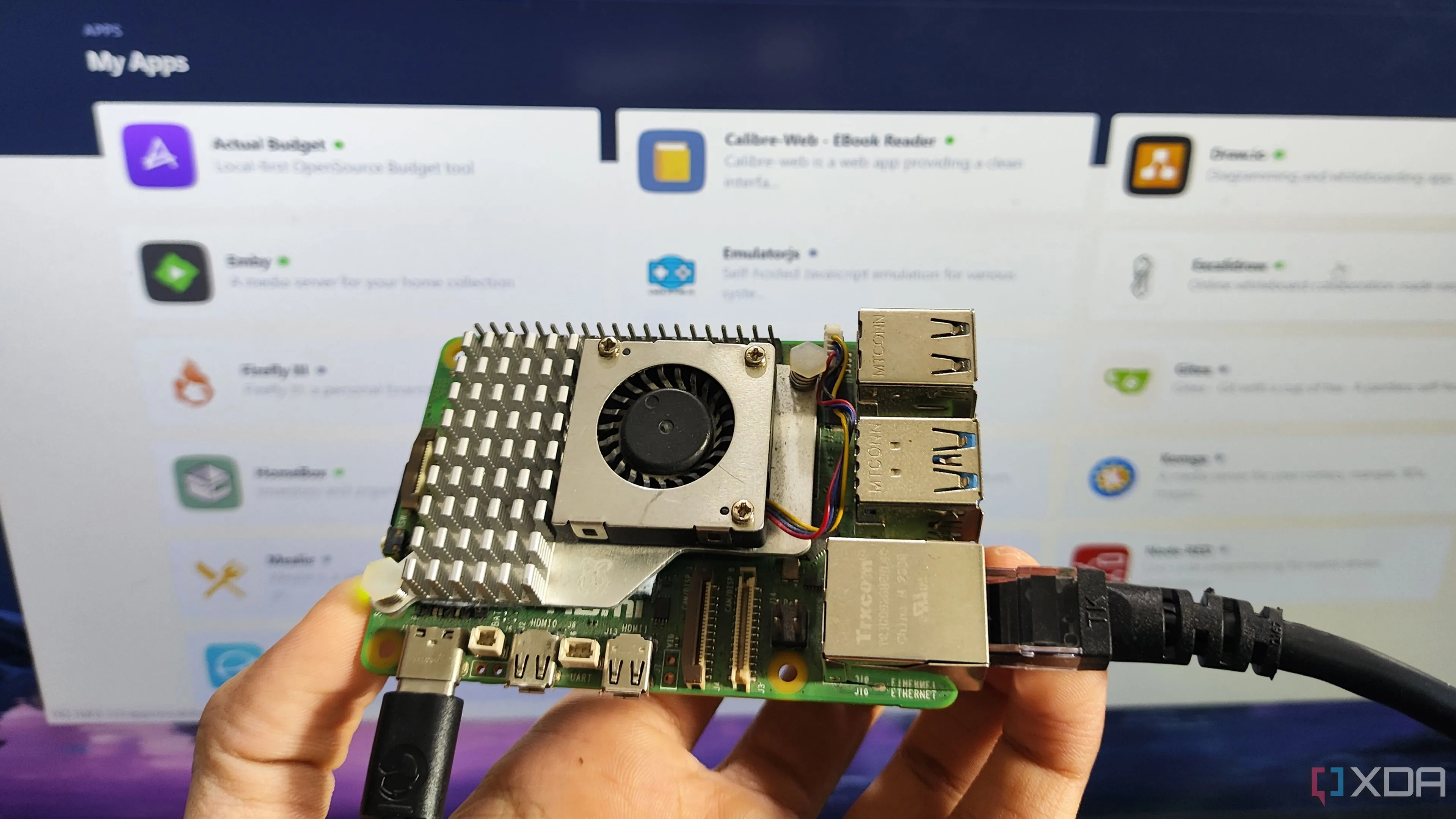Người cầm Raspberry Pi trước màn hình hiển thị RunTiPi server