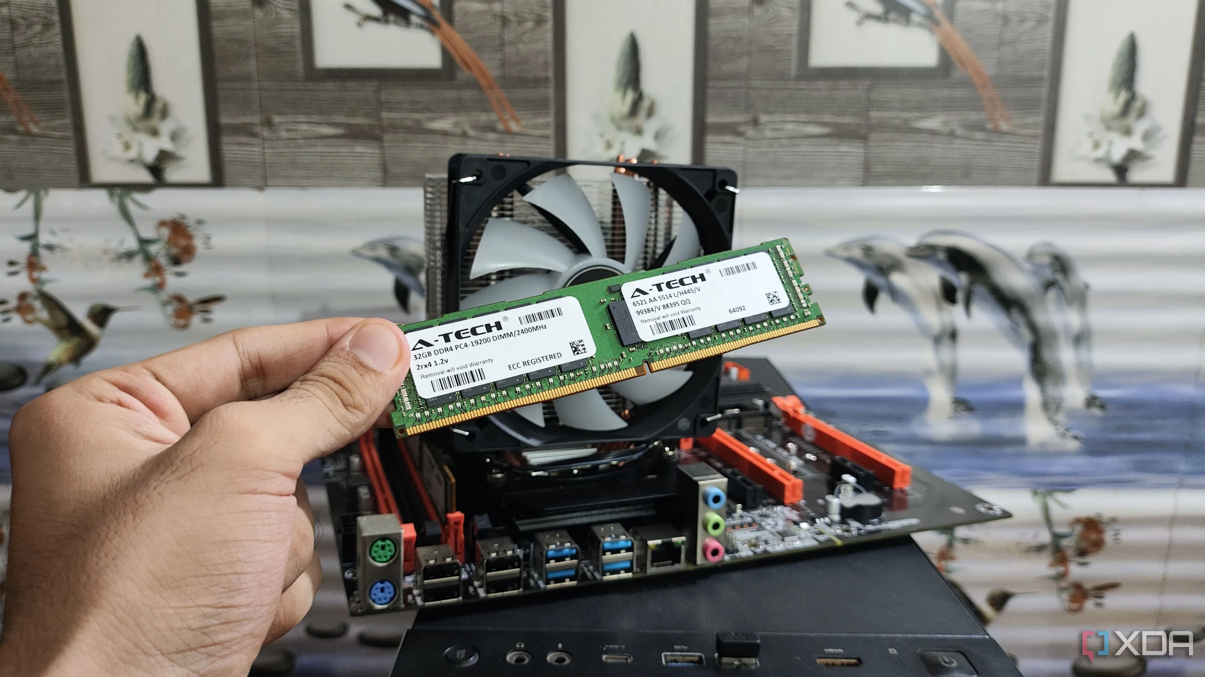 Người cầm thanh RAM DDR4 ECC trước bo mạch chủ X99 dual-Xeon