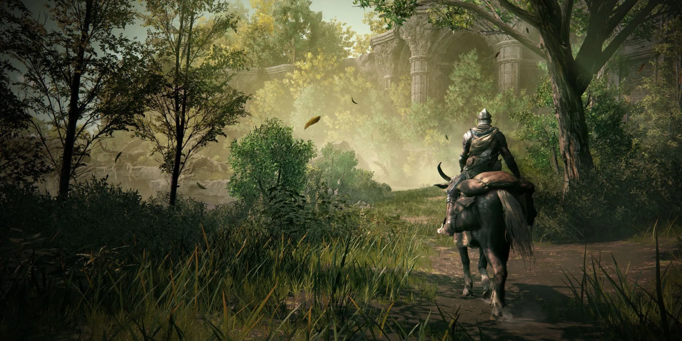 Người chơi cưỡi Spectral Steed Torrent qua cảnh quan rộng lớn của Elden Ring, biểu tượng của sự tự do khám phá.