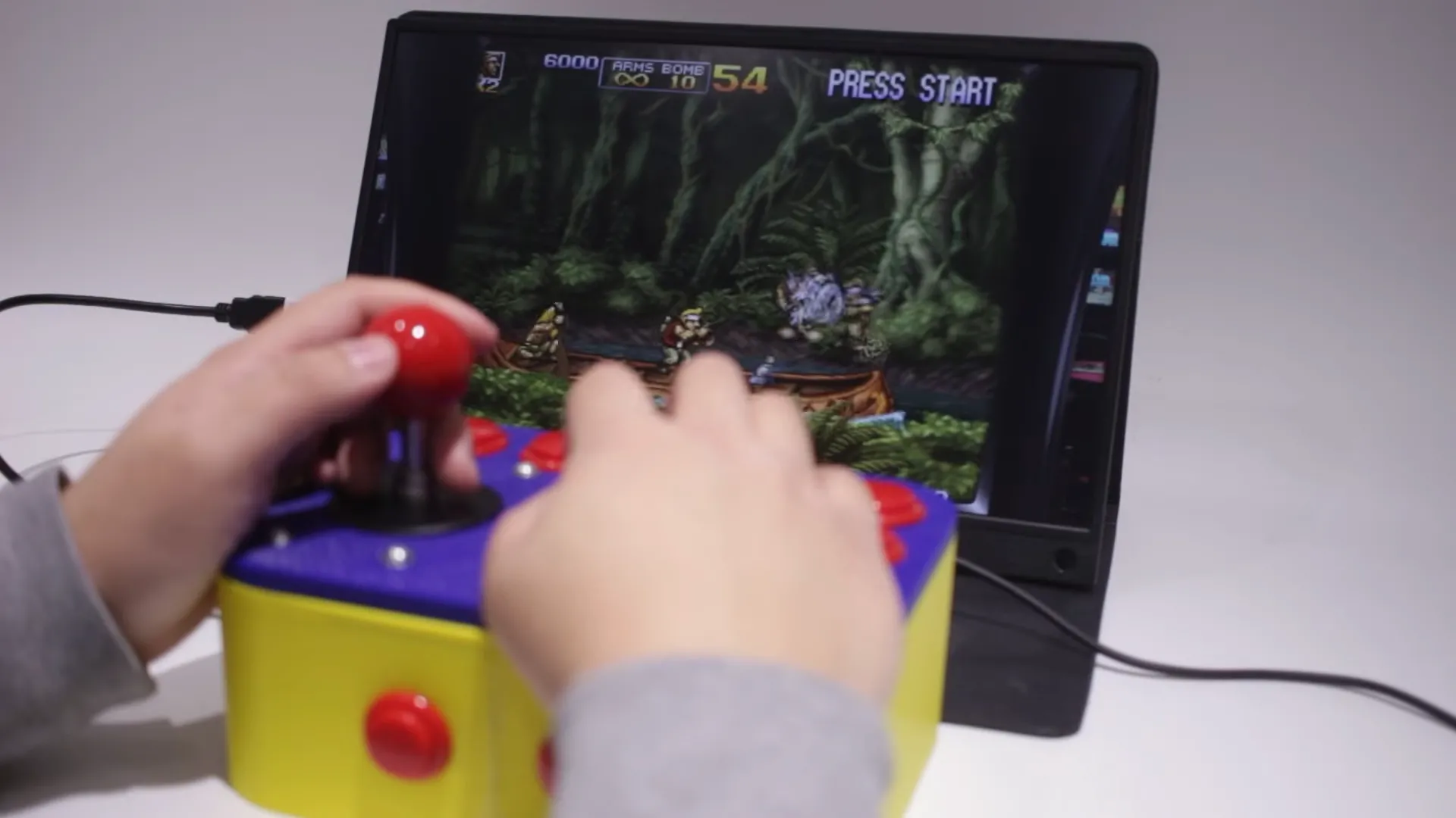 Người chơi đang trải nghiệm trò chơi X-Men Arcade trên một chiếc máy arcade chuyên dụng