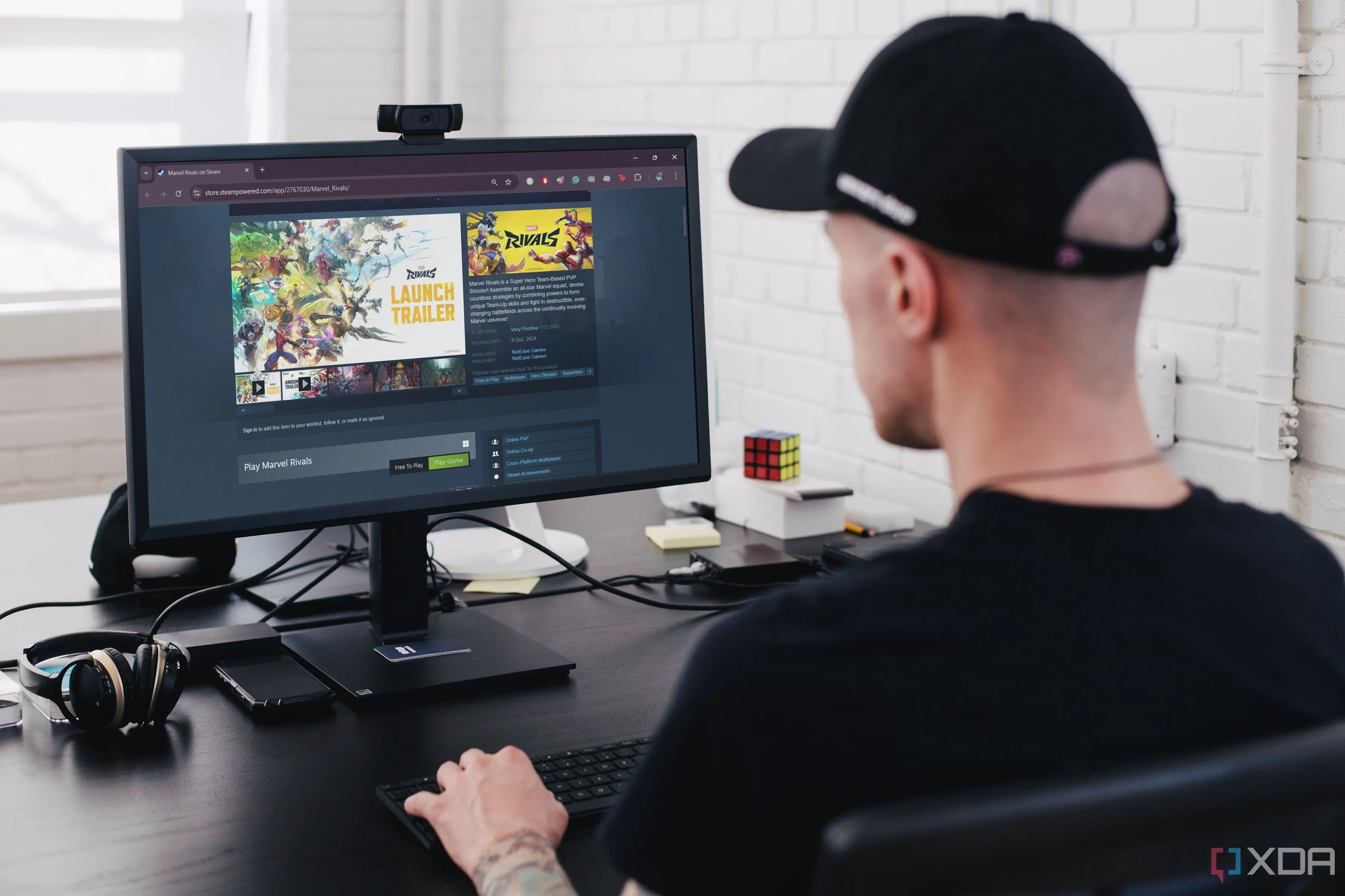 Người đàn ông đang tải Marvel Rivals trên PC, minh họa game miễn phí có nguy cơ áp dụng chính sách monetization tương tự Call of Duty