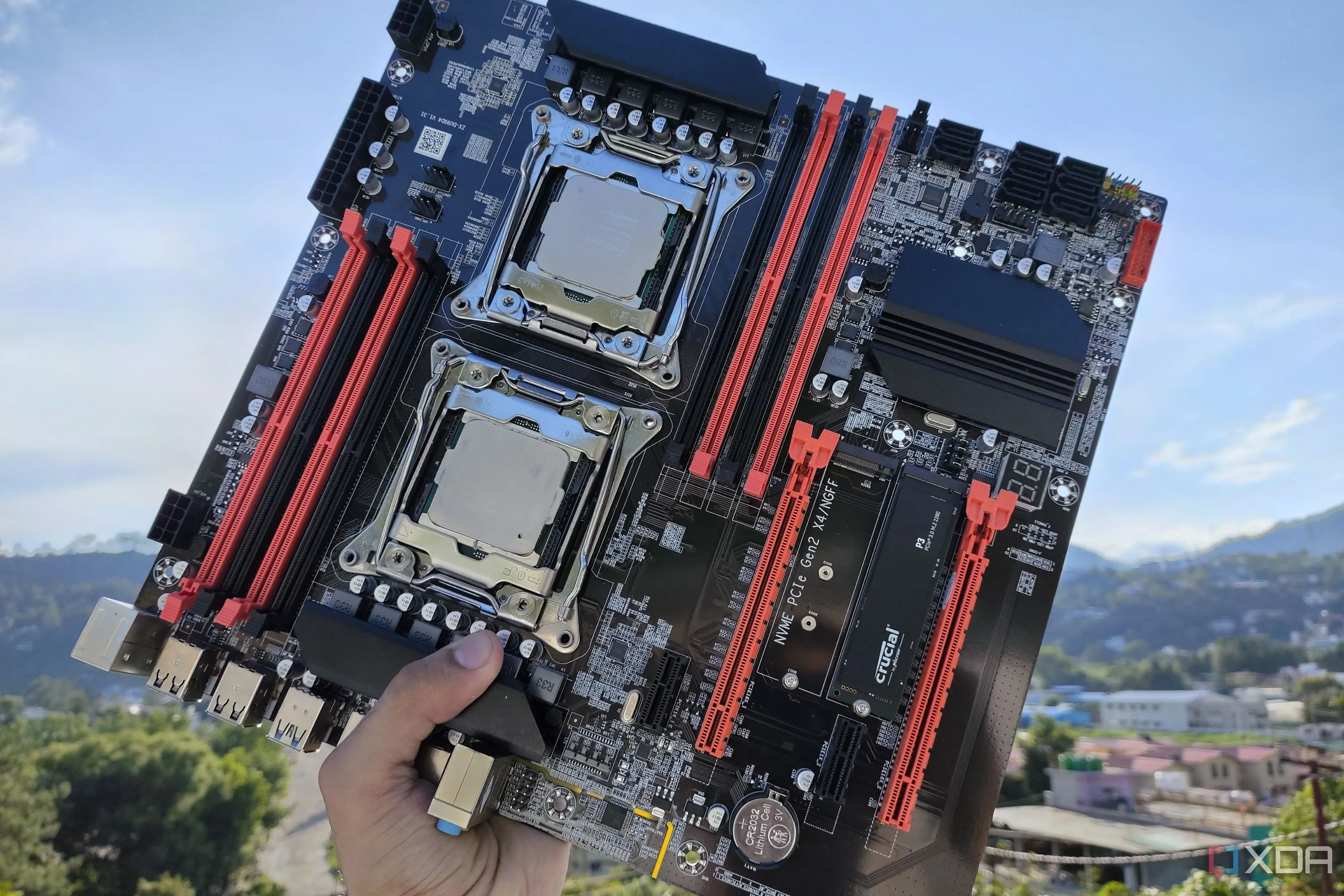 Người dùng cầm bo mạch chủ server X99 với hai CPU Intel Xeon đã được gắn, biểu thị sự nâng cấp lên hệ thống Home Lab cao cấp