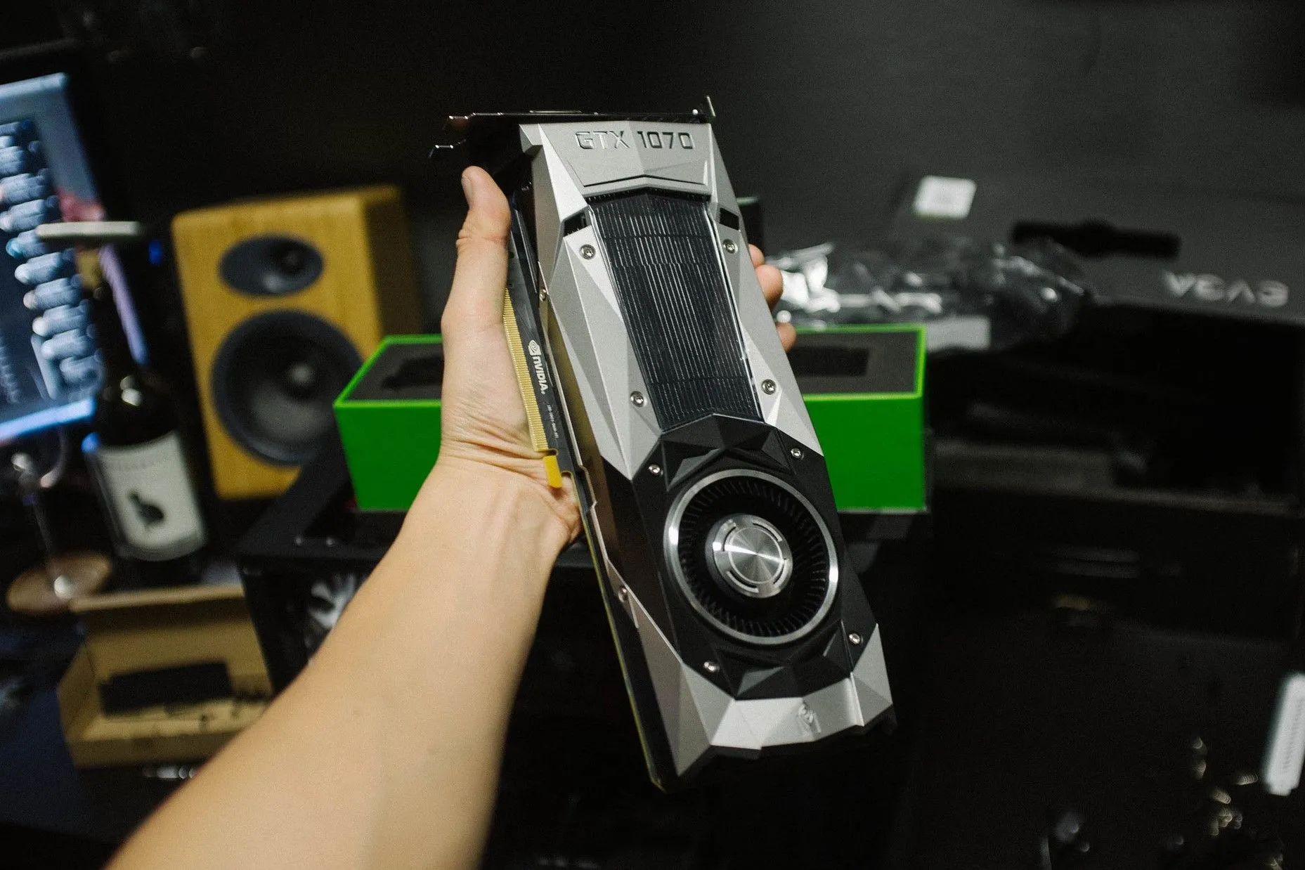 Người dùng cầm card đồ họa GTX 1070 Founders Edition, biểu tượng của sự cân nhắc khi mua GPU đã qua sử dụng