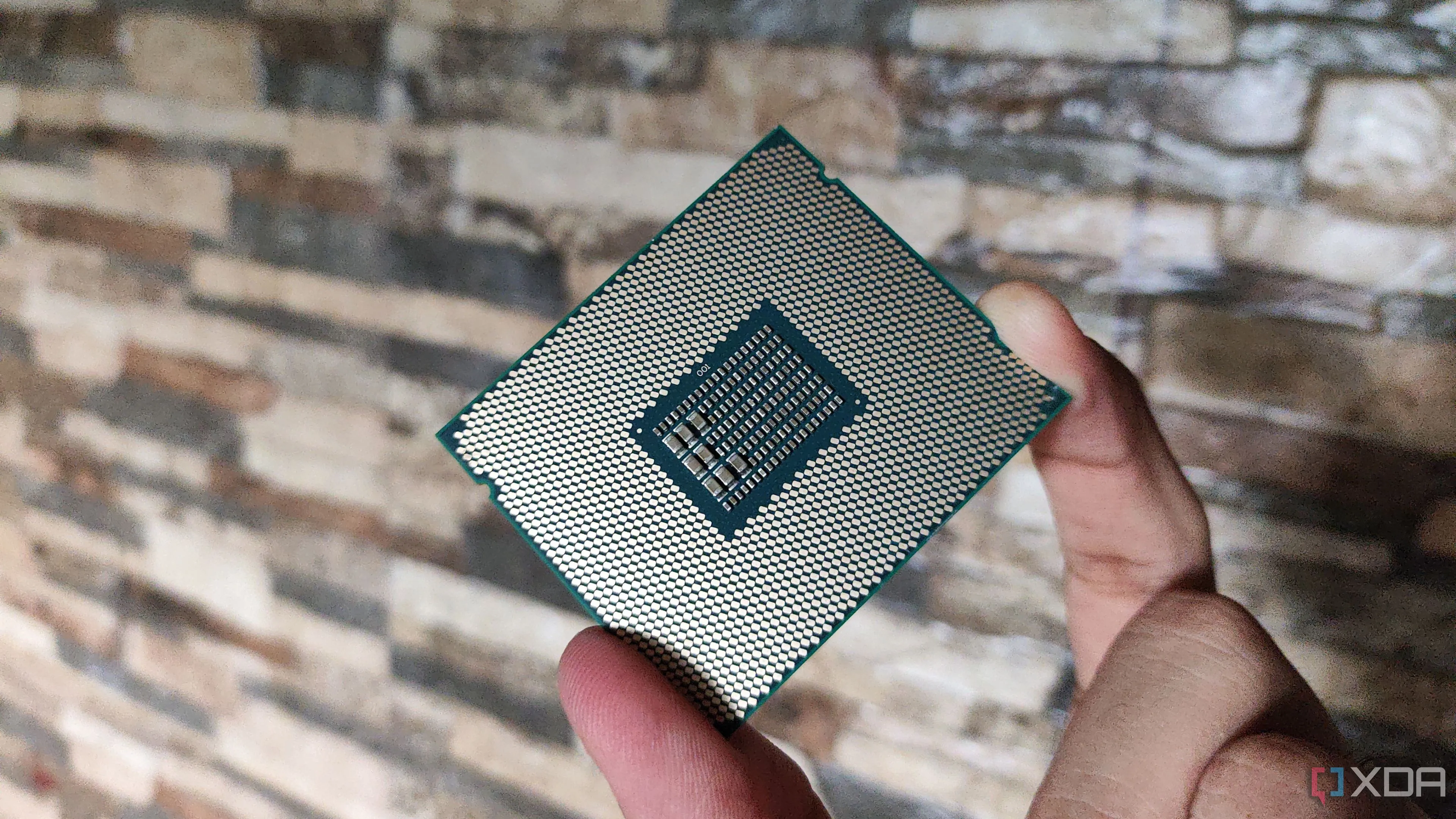 Người dùng cầm chip Intel Xeon E5-2650 v4