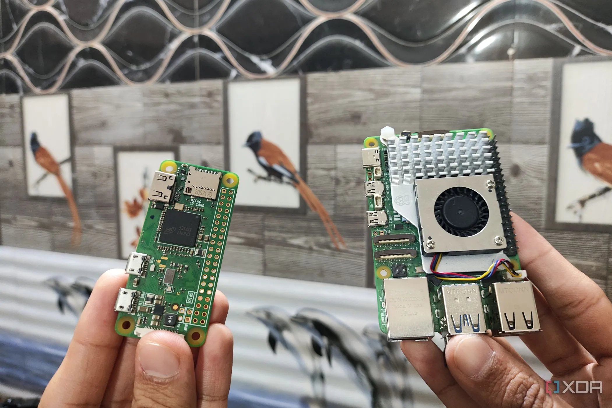 Người dùng cầm hai bo mạch Raspberry Pi 5 và Raspberry Pi Zero W, thể hiện sự đa dạng phần cứng có thể chạy Home Assistant