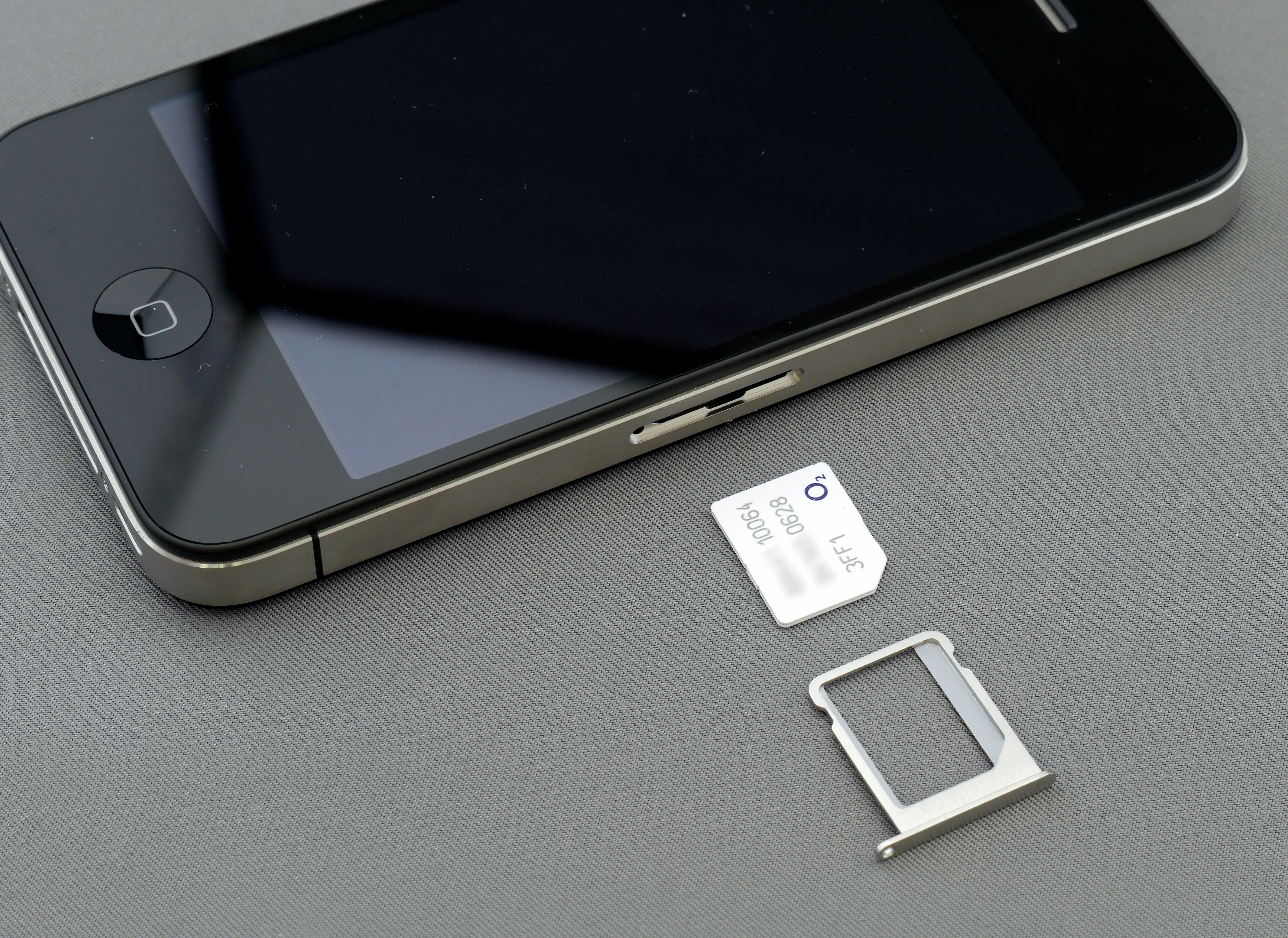 Người dùng cầm iPhone trên tay, minh họa nguy cơ đổi SIM khi dùng 2FA qua SMS