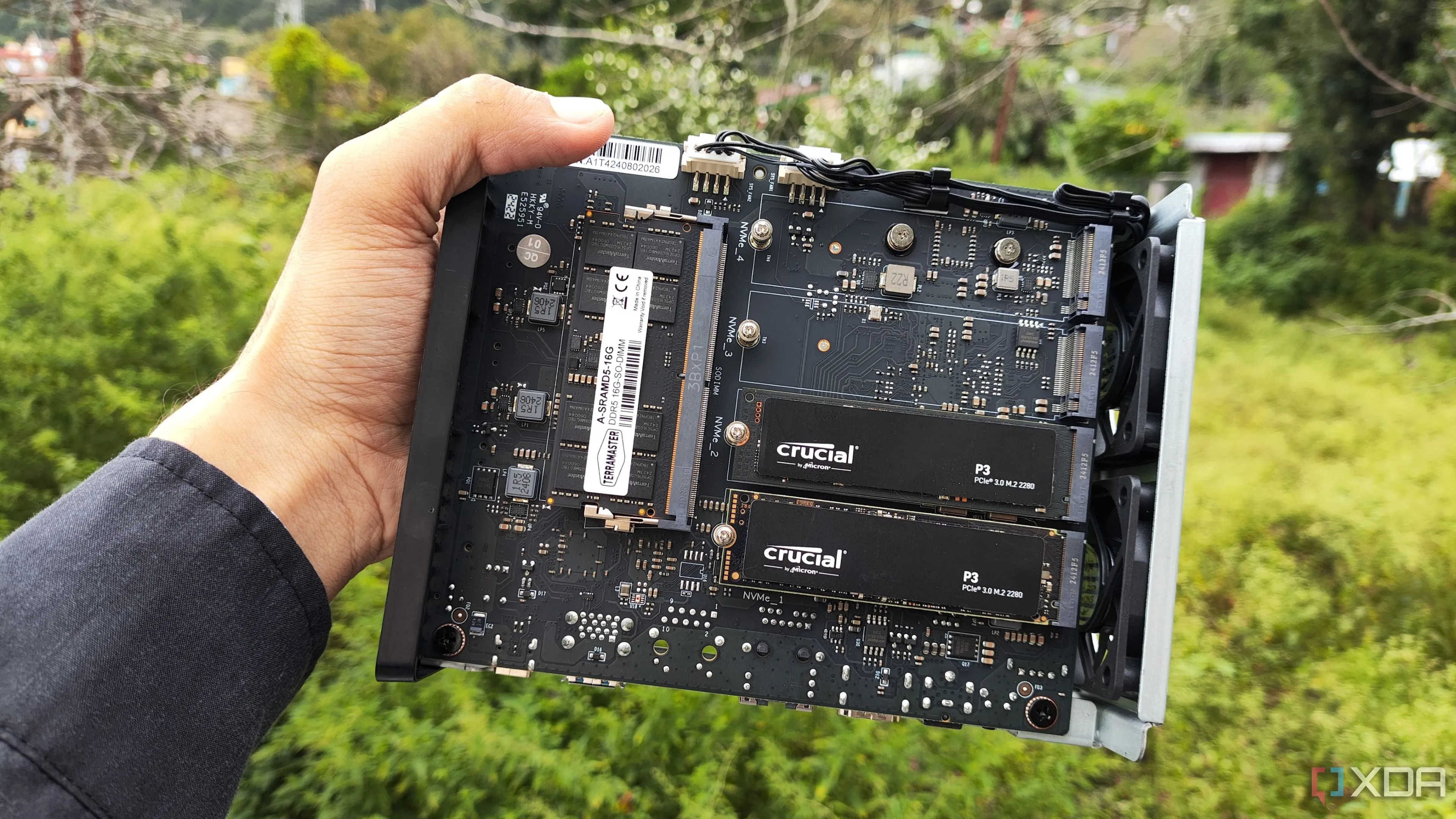 Người dùng cầm ổ TerraMaster F8 SSD Plus với hai ổ SSD PCIe 3.0 được lắp sẵn vào NAS