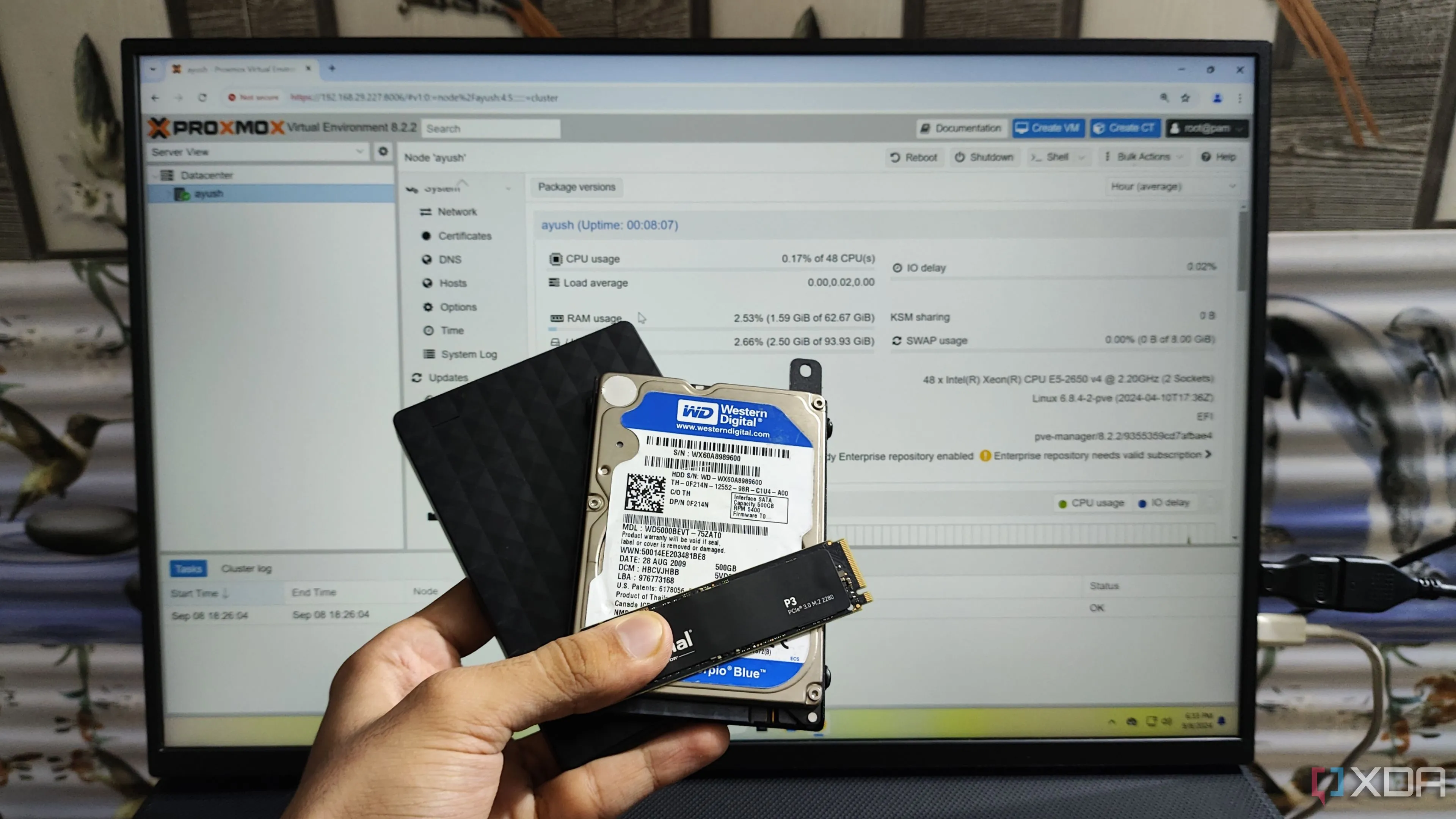 Người dùng cầm SSD, HDD nội và HDD ngoài, so sánh các loại ổ đĩa và hệ thống sao lưu dữ liệu phức tạp