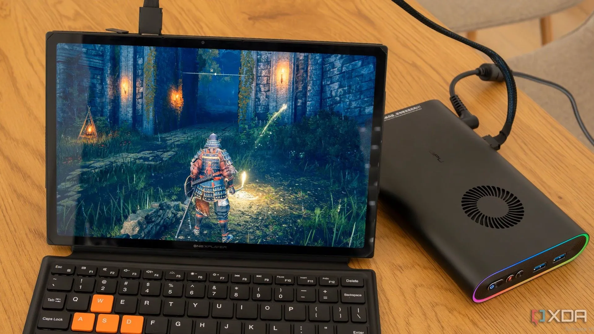 Người dùng chơi game mượt mà trên máy tính bảng Onexplayer nhờ kết nối eGPU