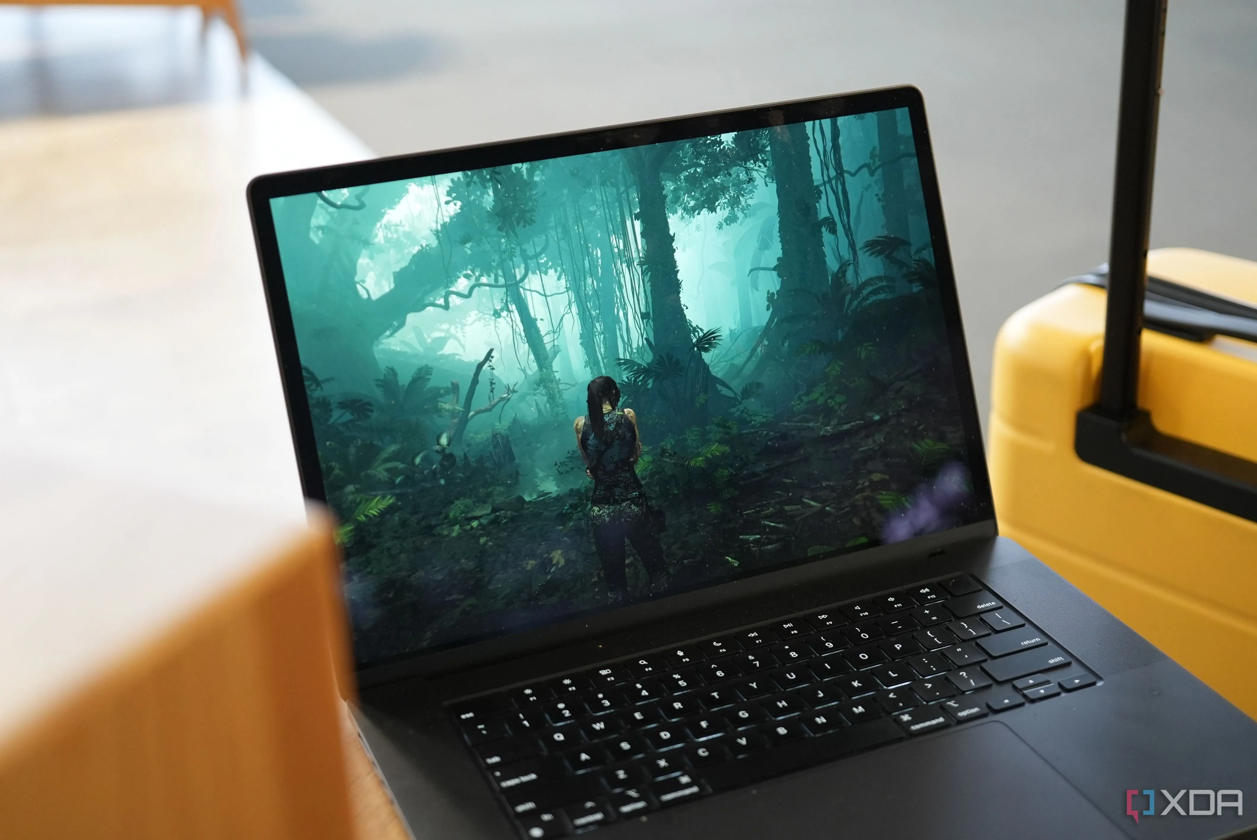Người dùng chơi game trên MacBook Pro M3 Max, minh họa khả năng gaming của Arm