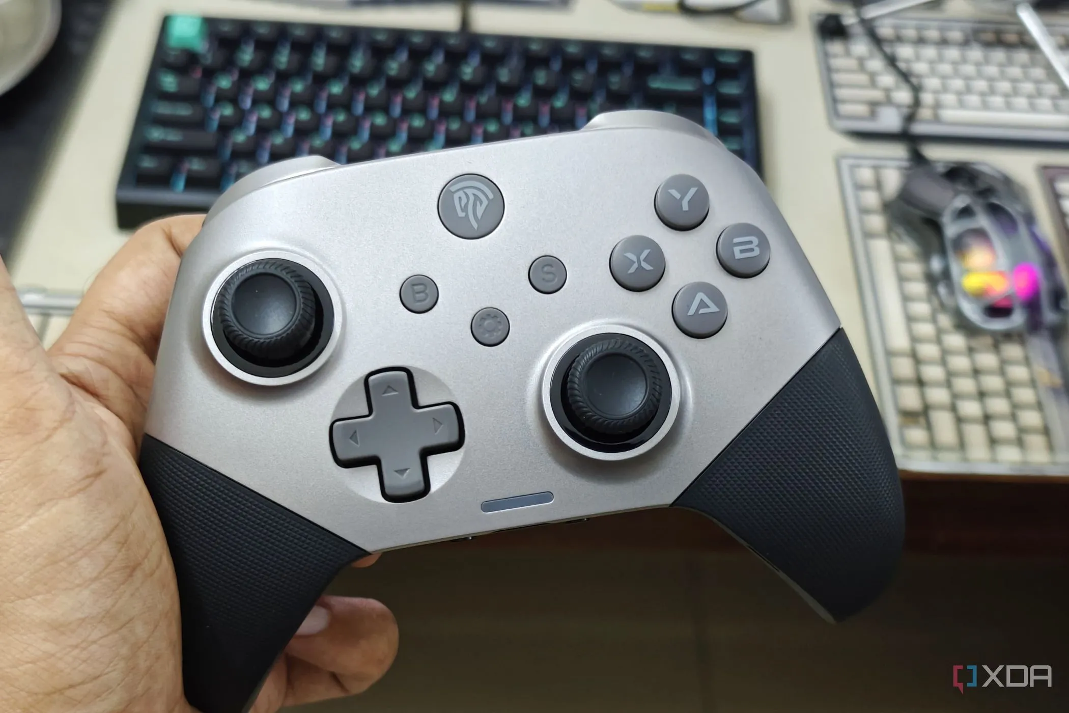 Người dùng đang cầm trên tay tay cầm chơi game EasySMX, minh họa sự đa dạng phụ kiện PC
