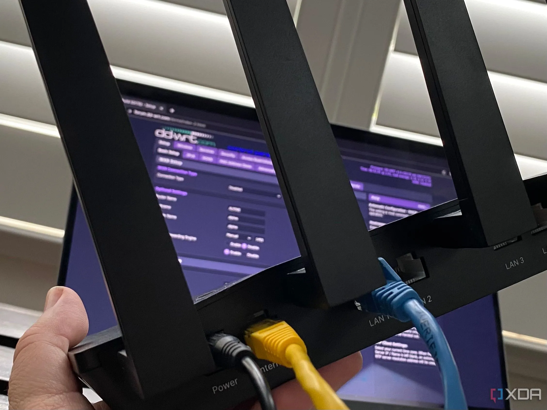 Người dùng đang cấu hình router đã cài firmware DD-WRT qua laptop