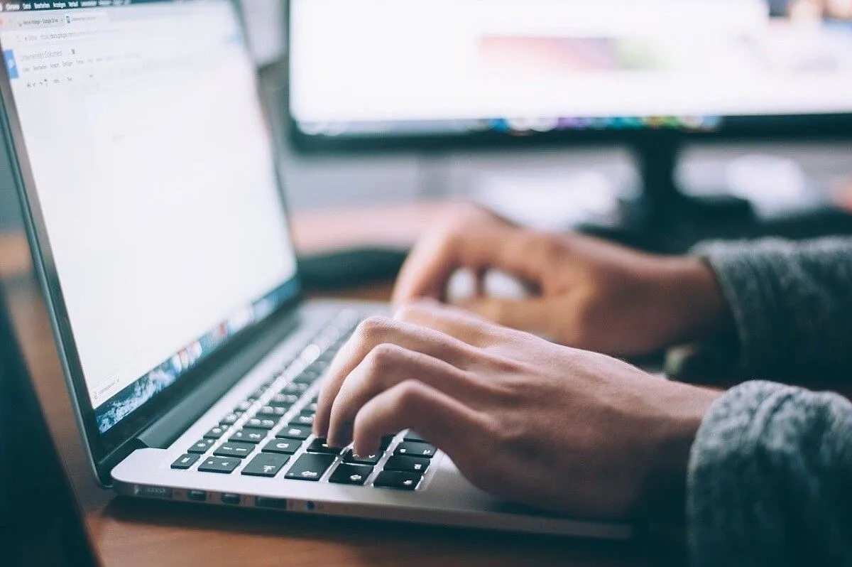 Người dùng đang gõ trên máy tính Mac