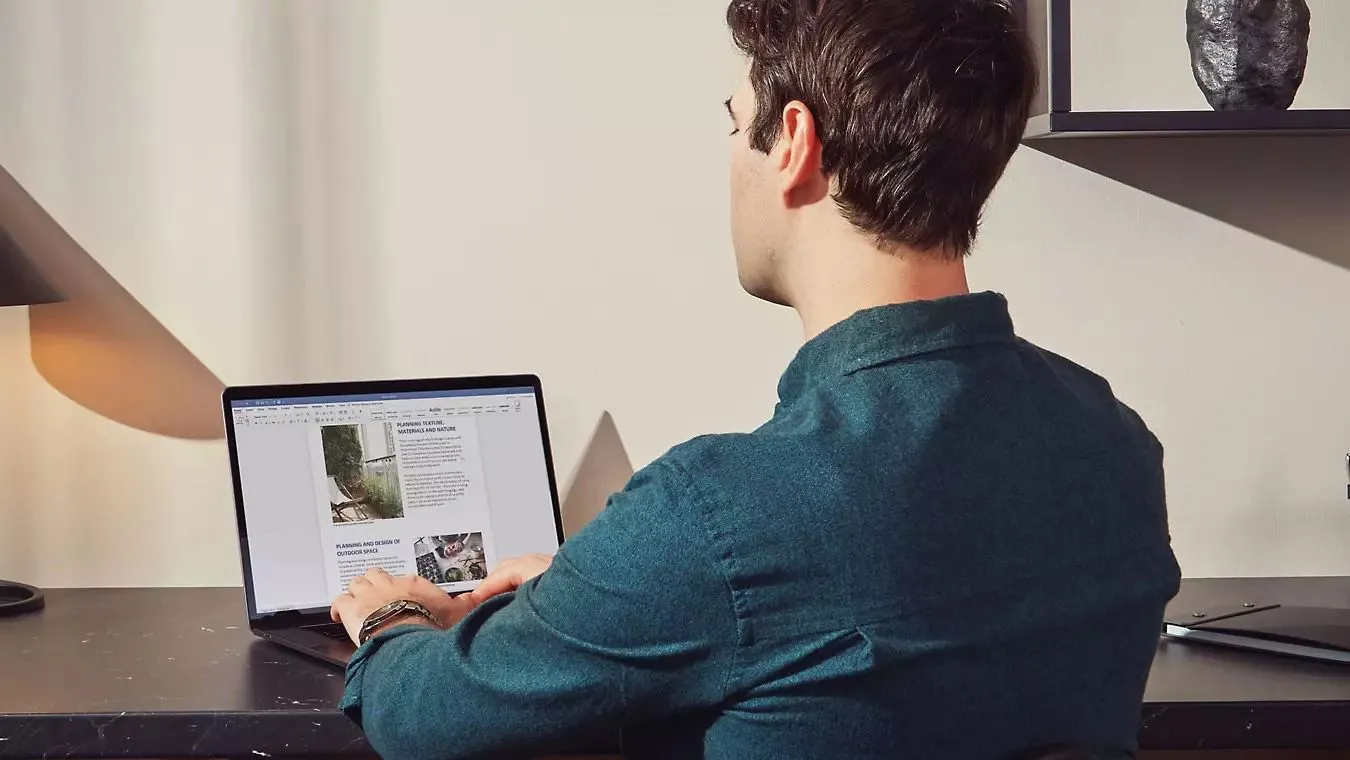 Người dùng đang làm việc trên tài liệu Microsoft Word trên máy tính, thể hiện quá trình chỉnh sửa và kiểm tra