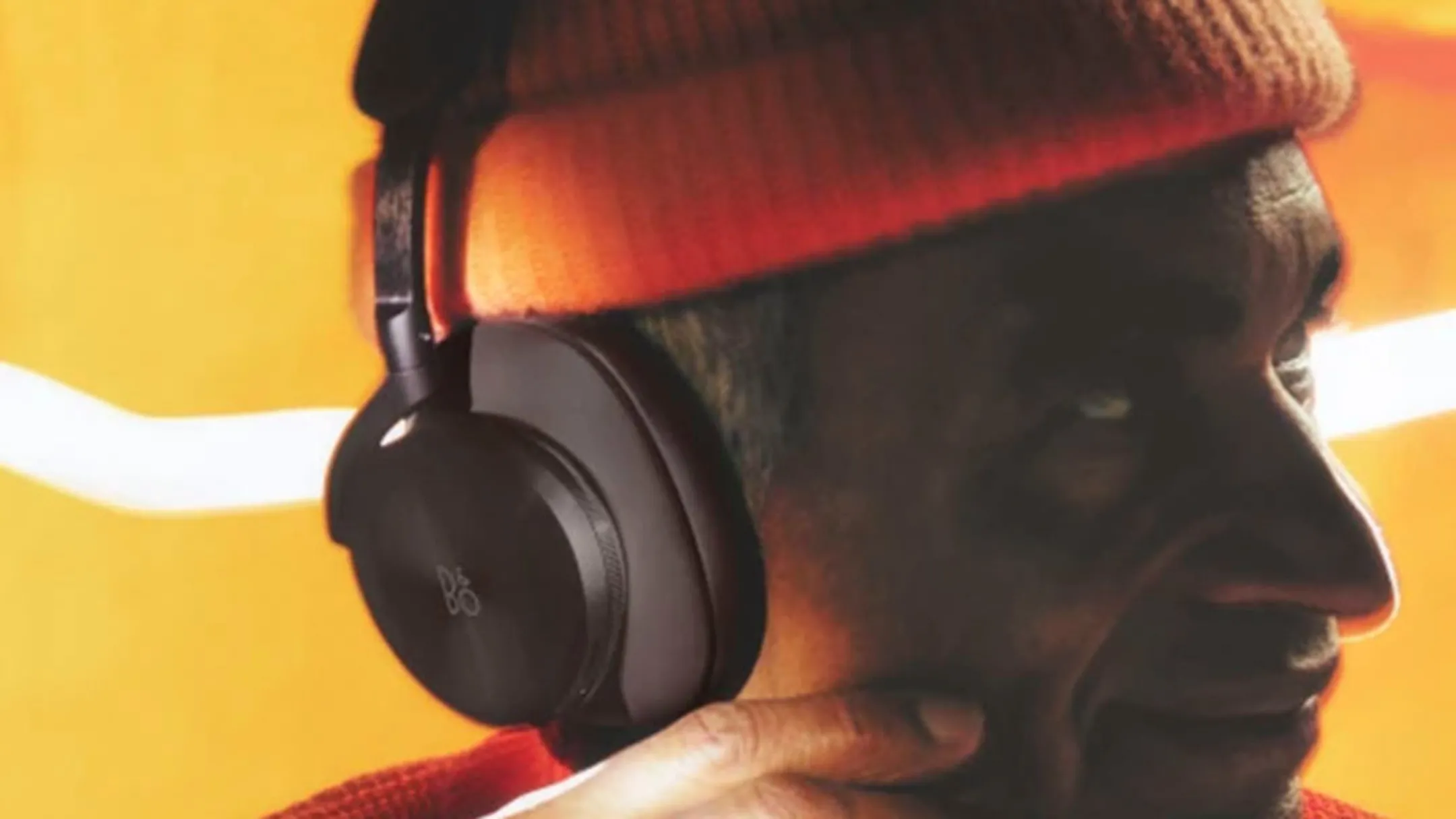 Người dùng trải nghiệm tai nghe Beoplay H95 với thiết kế thoải mái, sang trọng